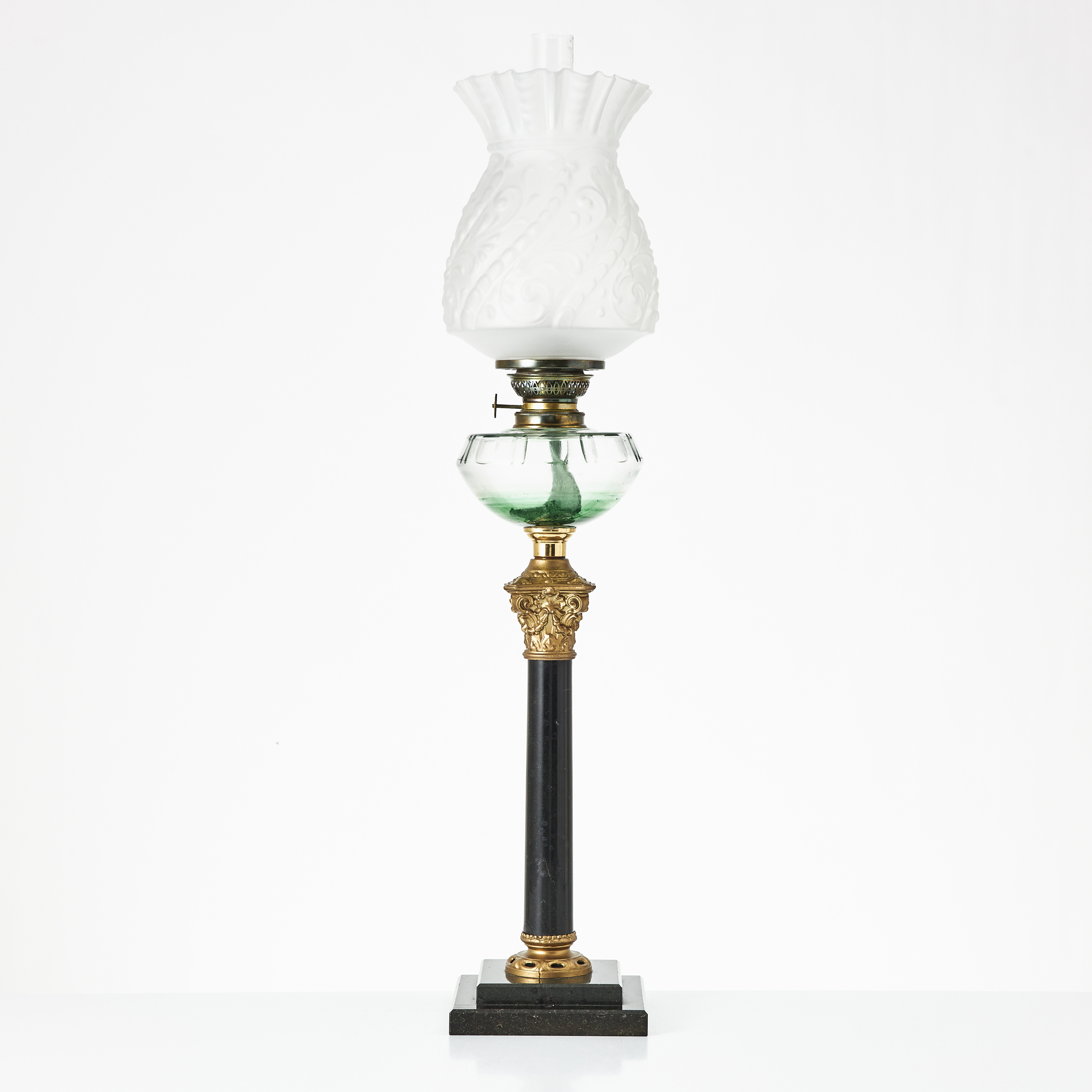 FOTOGENLAMPA, omkring 1900, fot i serpentinsten och bronserad metall, frostad kupa i klarglas.