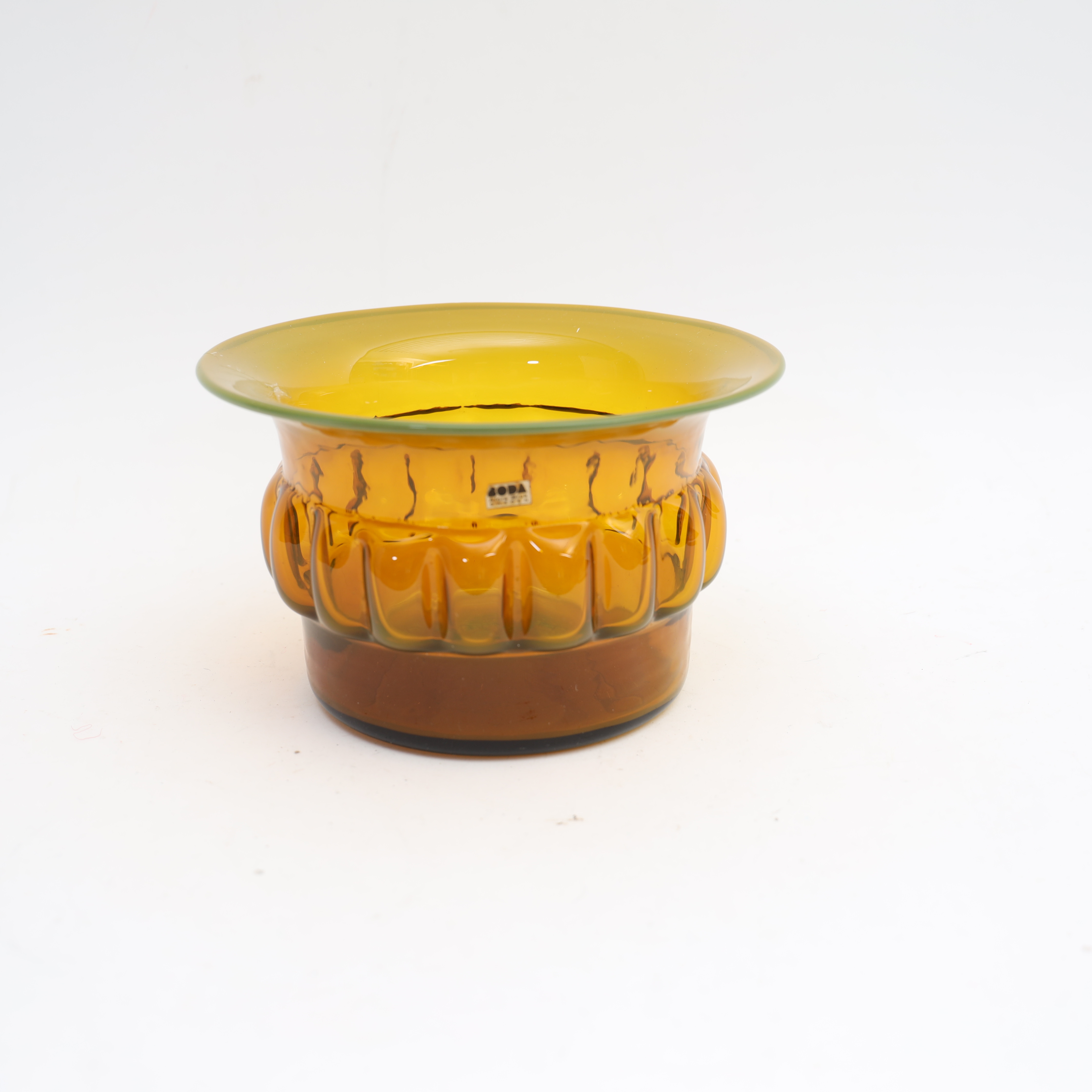 BERTIL VALLIEN. Skål, konstglas, gultonat glas, etikettmärkt.