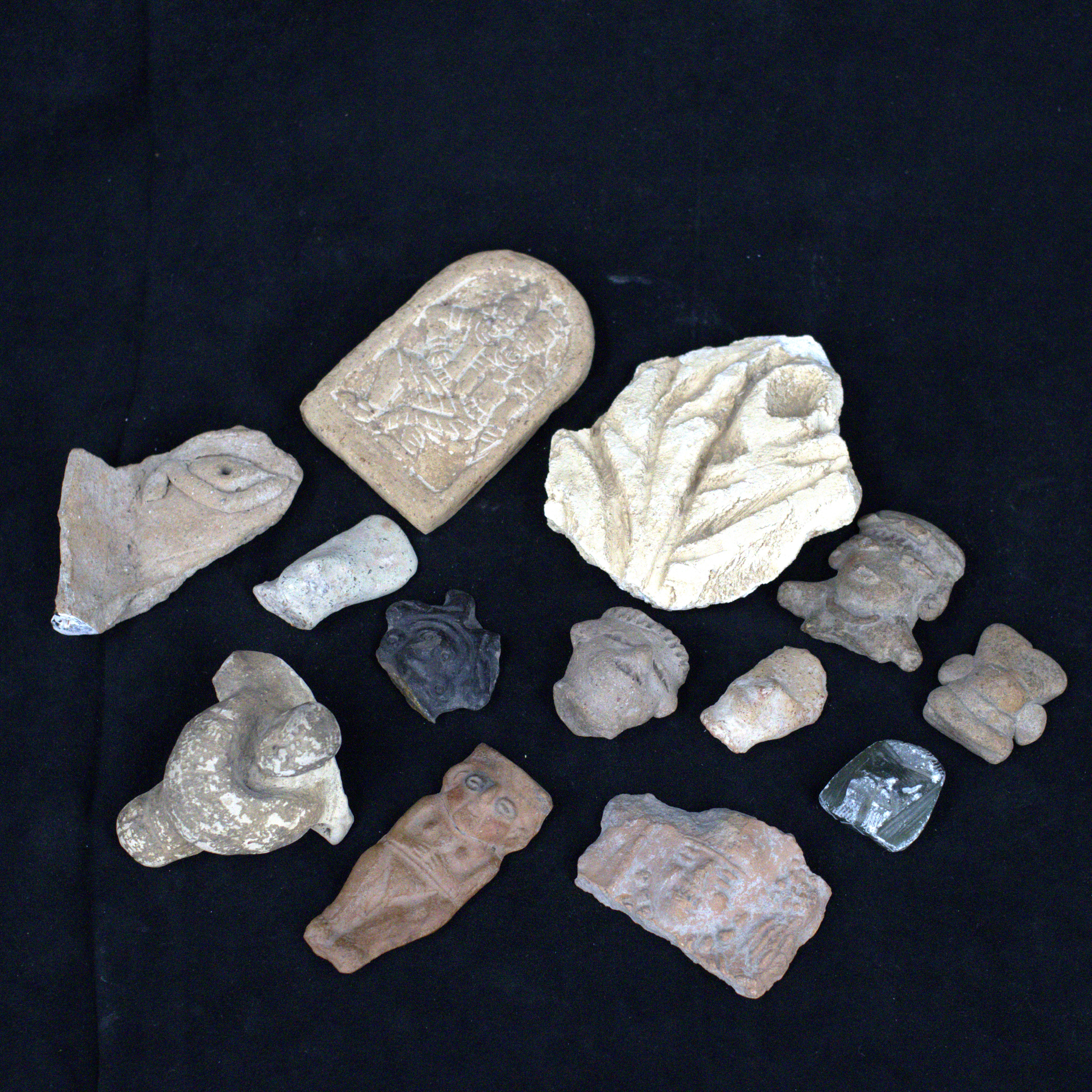 FRAGMENT och ARTEFAKTER i lergods, 13 delar, förcolumbianska från Chancay- och Moche-kulturerna ca 1200-1500 e Kr, nuvarande Peru samt Aztek- och Mayakulturen i Mexico, 2000 f.Kr till ca 1500 e.Kr.