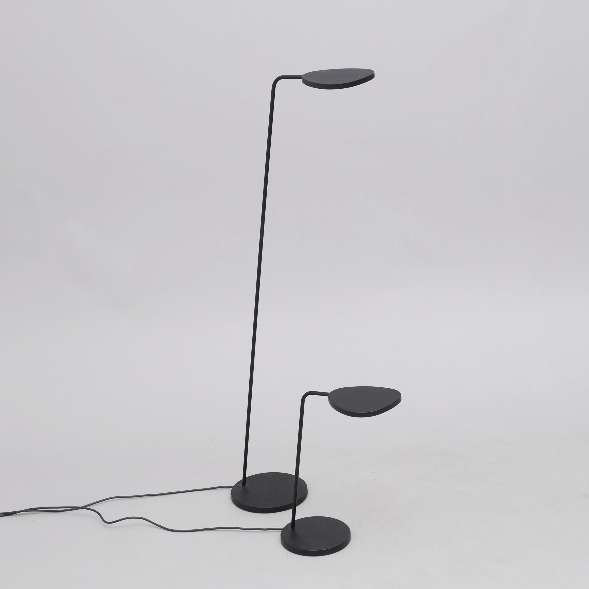 MATS BROBERG & JOHAN RIDDERSTRÅLE. GOLVLAMPA SAMT BORDSLAMPA, "LEAF" FÖR MUUTO, LACKERAD METALL.