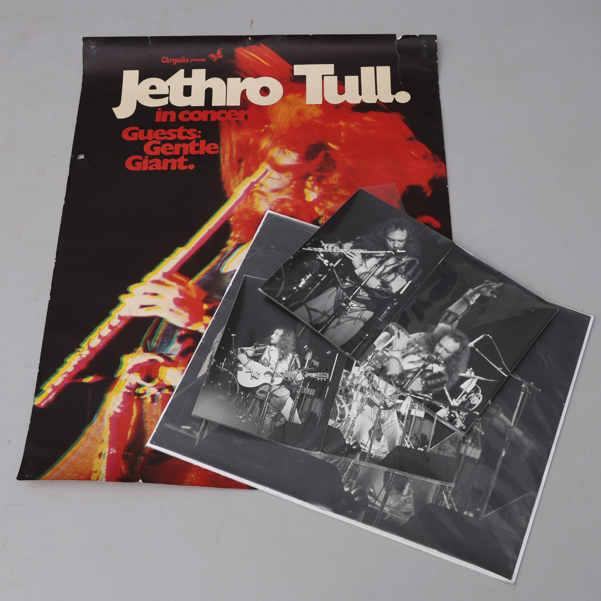 AFFISCH/FOTOGRAFIER. AFFISCH FÖR DET BRITTISKA ROCKBANDET JETHRO TULL'S KONSERT I GÖTEBORG 1973 + FEM SVART-VITA SILVER GELATIN FOTOGRAFIER FRÅN KONSERTEN.
