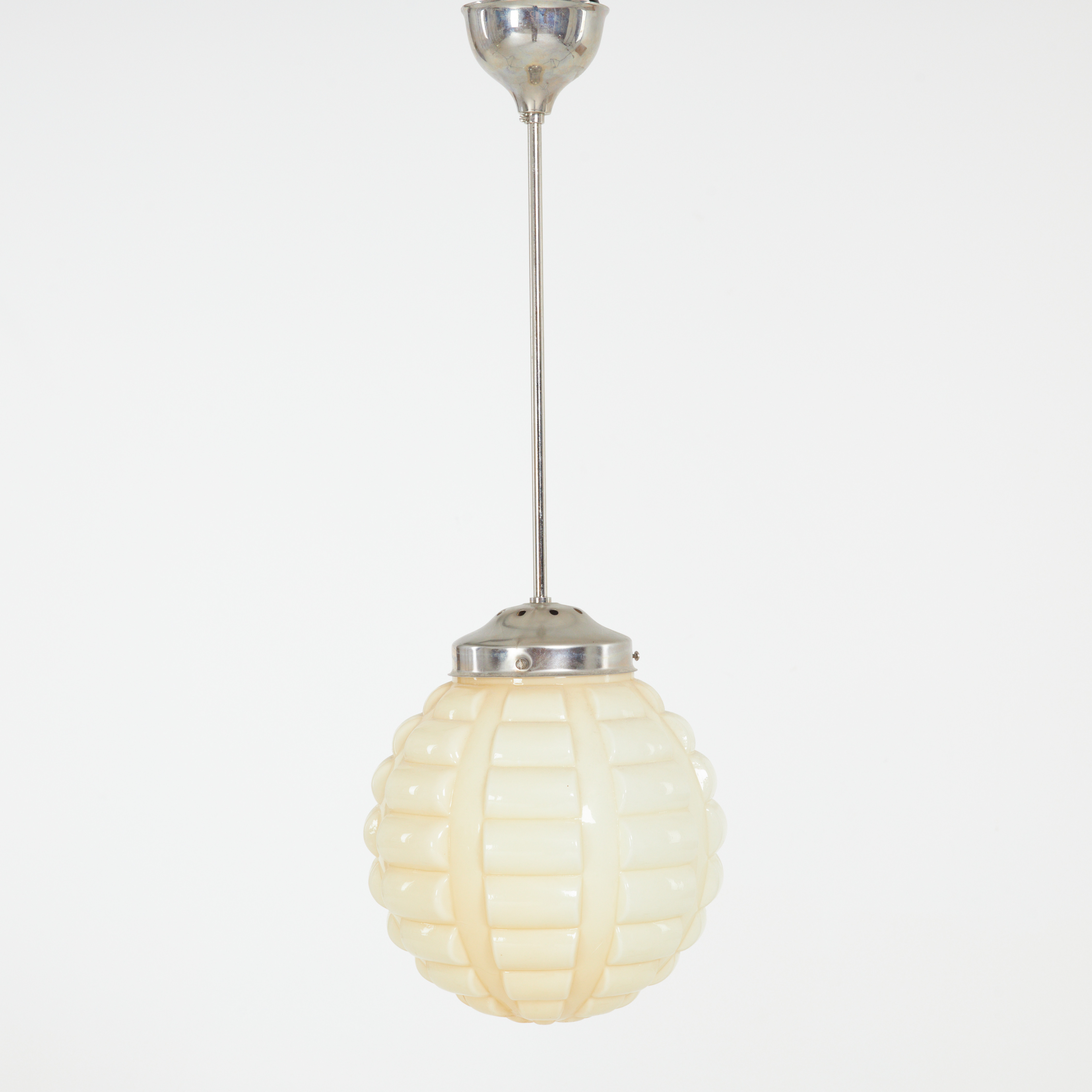 TAKLAMPA. 193040-tal, kupa i pressat glas, senare armatur.