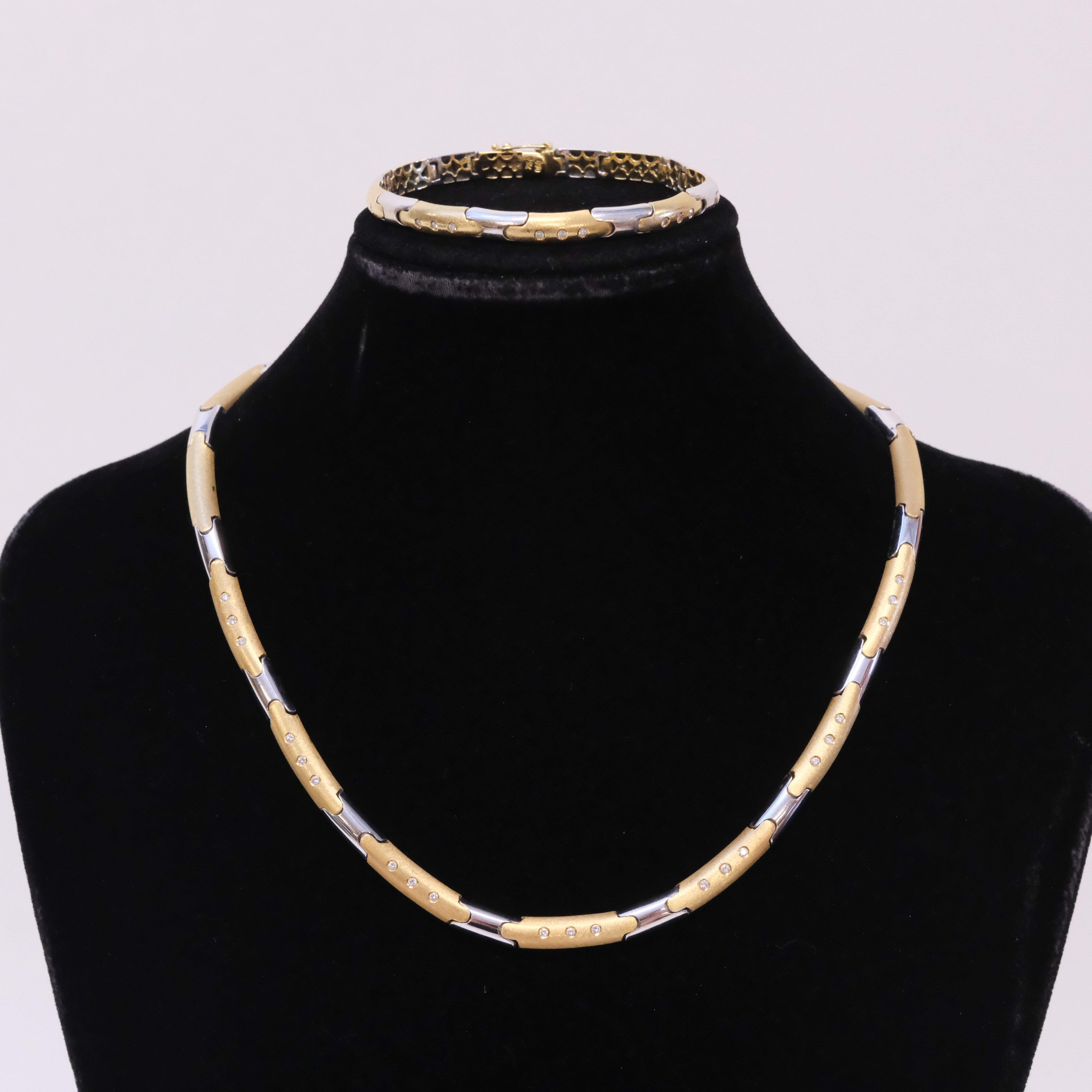 COLLIER OCH ARMBAND MED DIAMANTER.