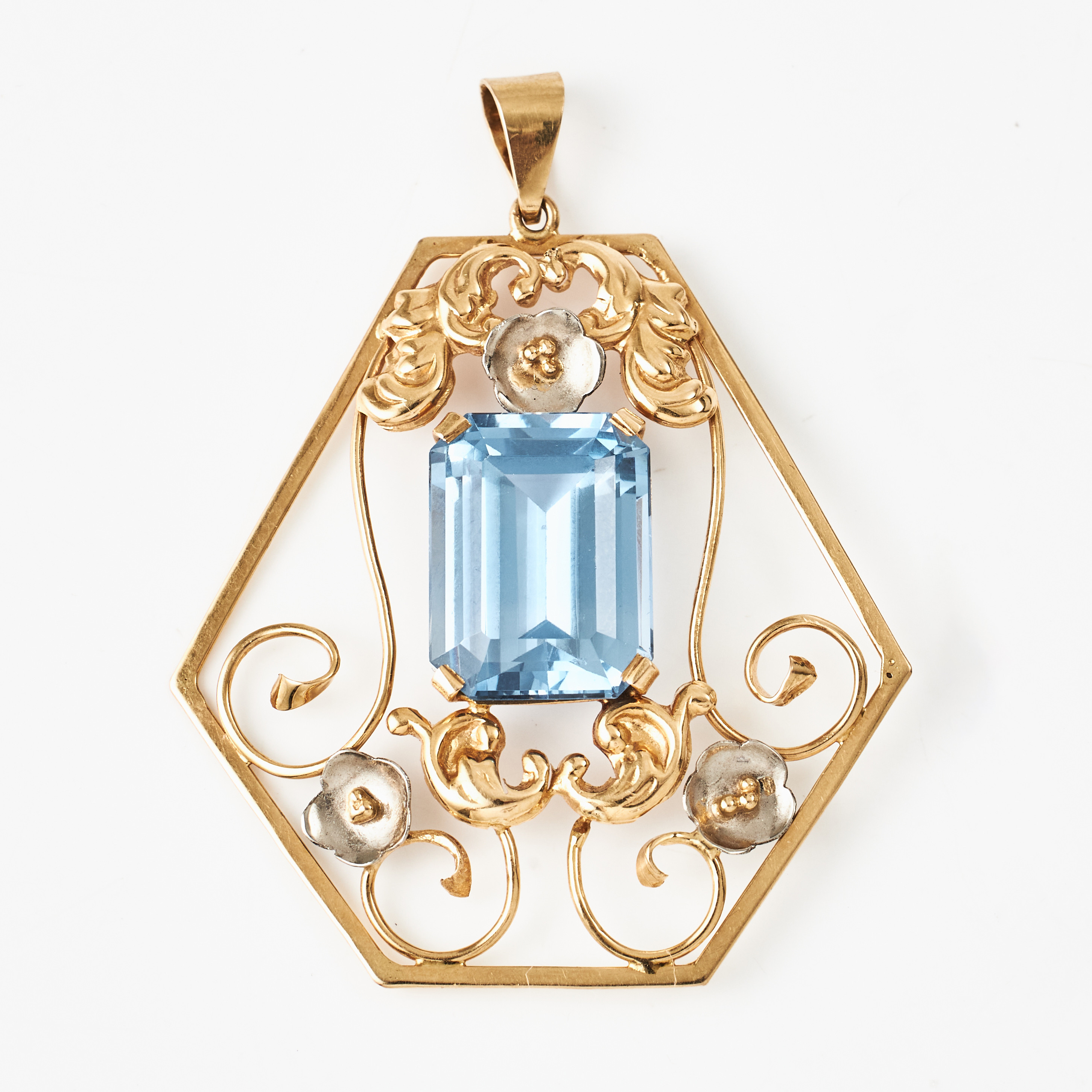 HÄNGE, 18 k guld, smaragdslipad syntetisk ljusblå spinell, hexagonal form med akantusslingor samt blomformade detaljer i 18 k vitguld, Wilhelm Harbeck, Stockholm 1947.