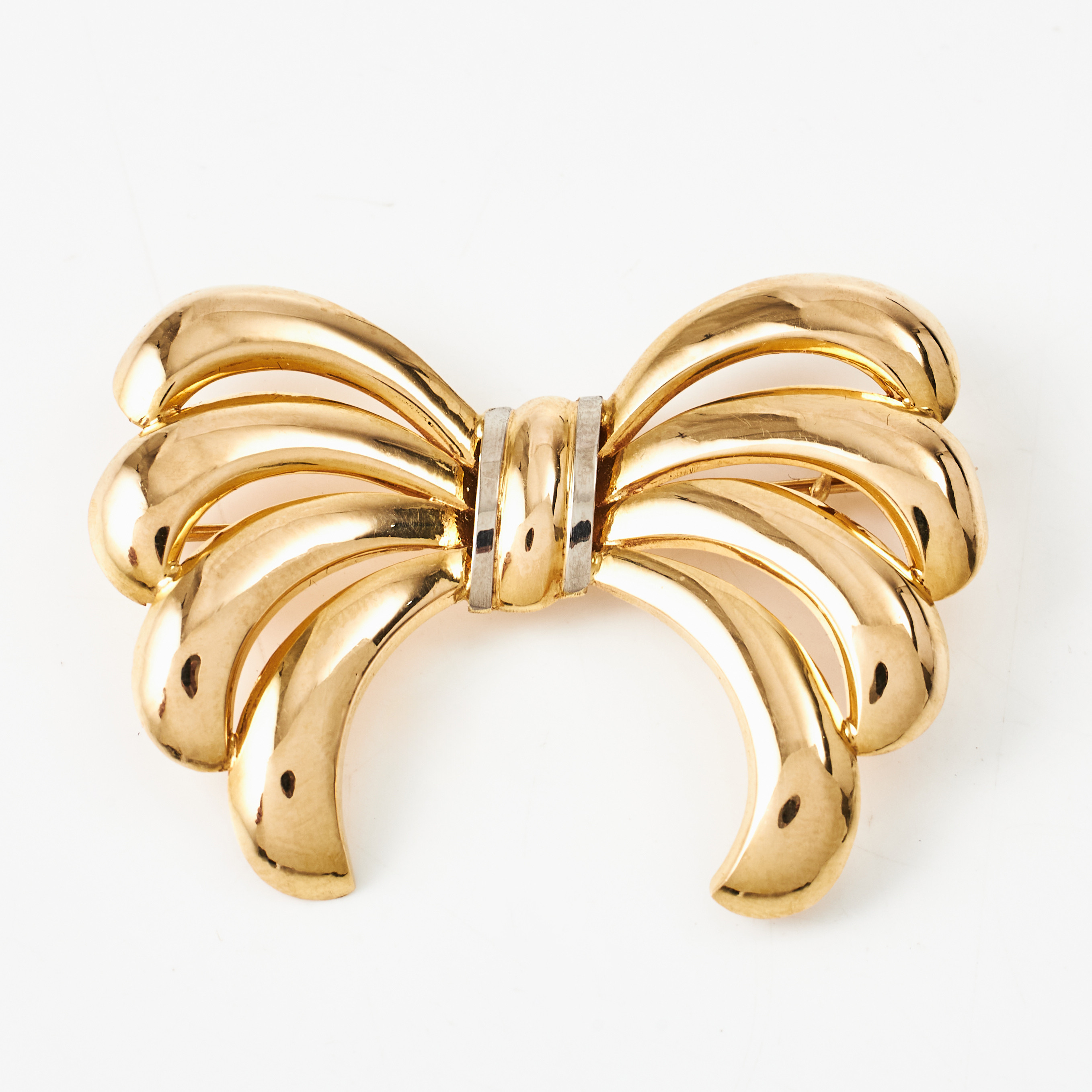 BROSCH, 18 k guld med vitguldsdetalj, stiliserad rosett, Wilhelm Harbeck, Stockholm 1947.
