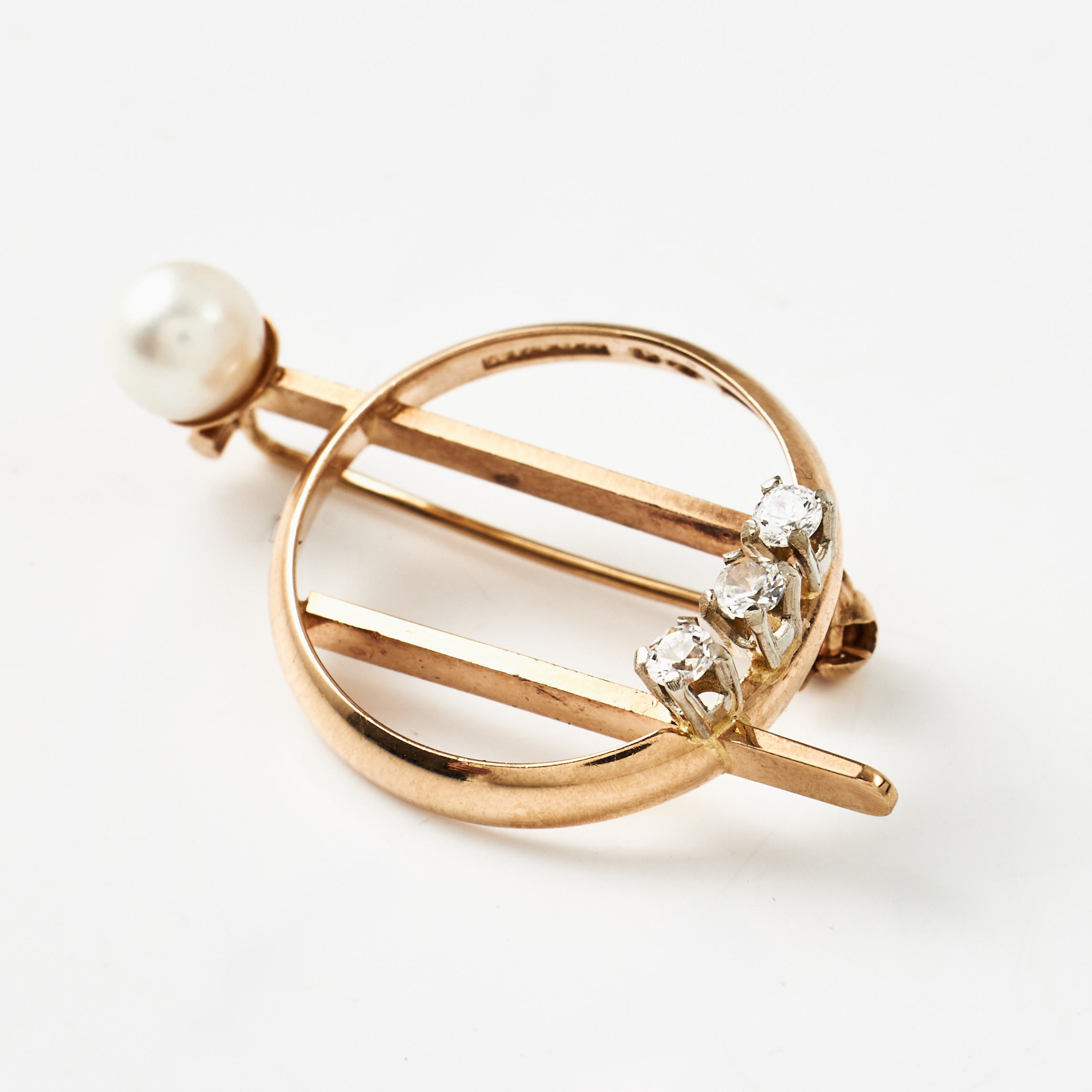 BROSCH, 18 k guld, odlad saltvattenspärla ca 5,8 mm, 3 briljanter totalt ca 0,15 ct, firma Alton, Falköping 1971.