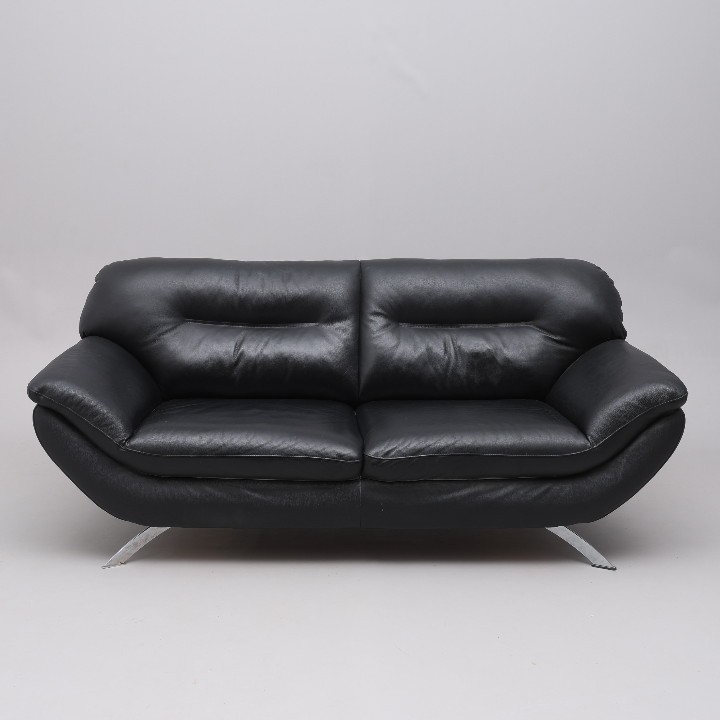 SOFFA, SVART SKINN, HJORT KNUDSEN, DANMARK.