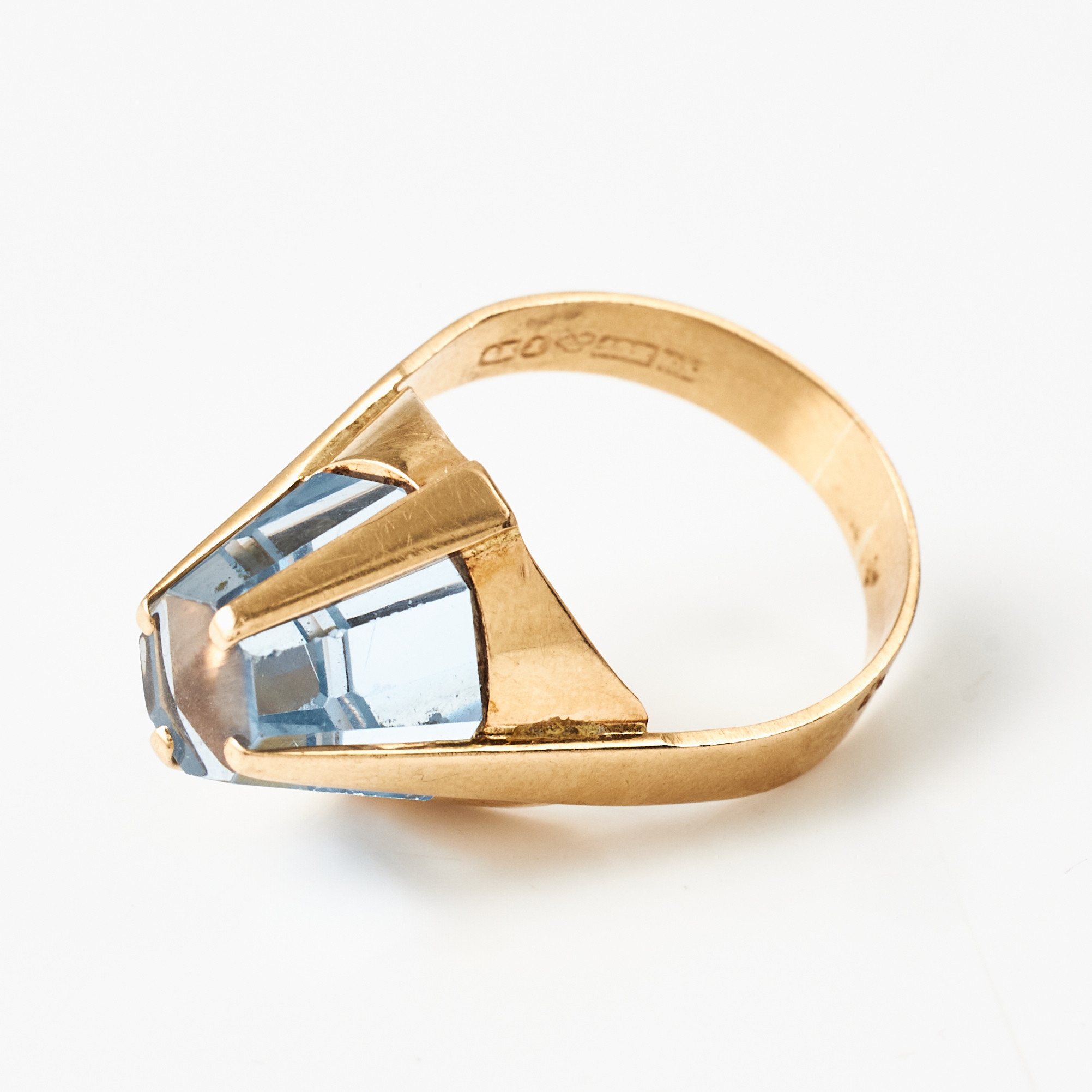 RING, 18 k guld, prismaslipad syntetisk ljusblå sten, GE-Kå Smycken, G Kaplan, Stockholm 1966.