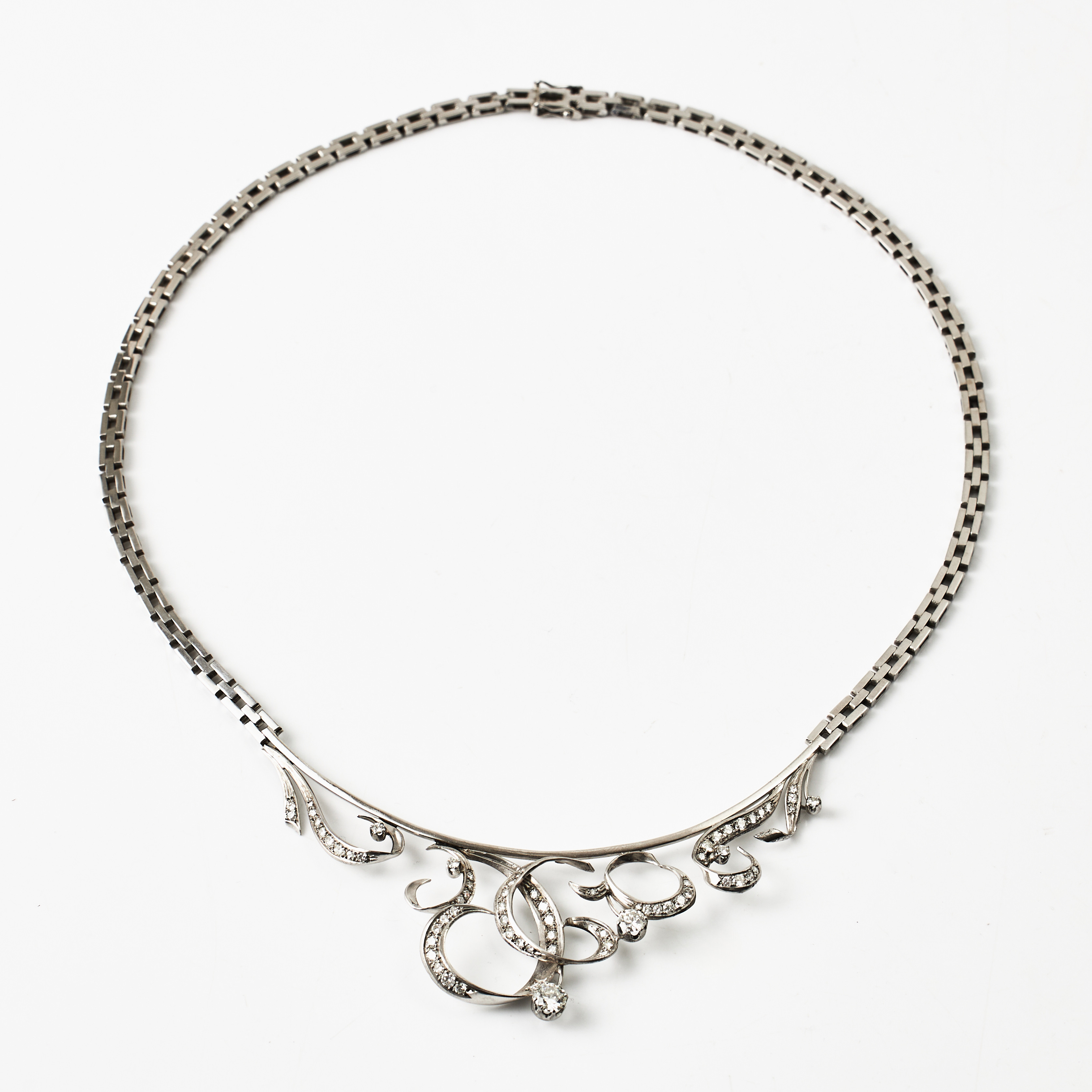 COLLIER, 18 k vitguld, korridormatta, stämplad Evert Gustafsson, Stockholm 1971, mittparti med 65måbriljanter samt 2 st totalt ca 1,00 ct.