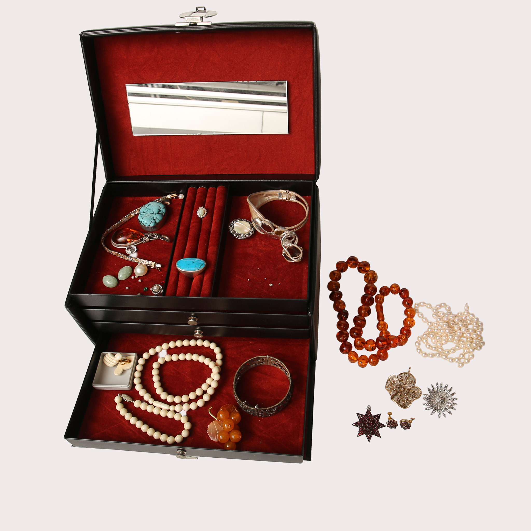 BIJOUTERIER, ett parti, stor variation, delvis silver, med stenmontering, totalvikt 73,4 gram.