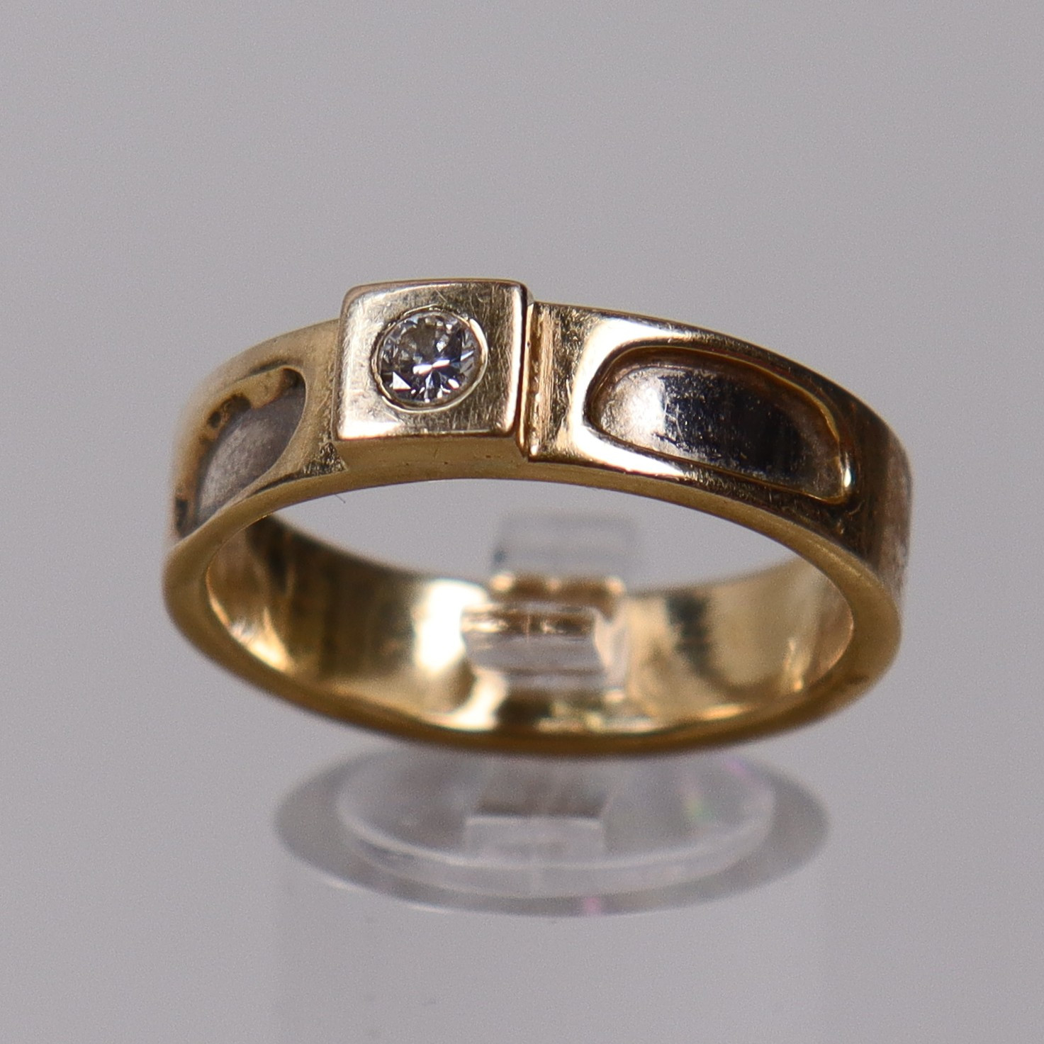 RING, 18k guld med diamant.