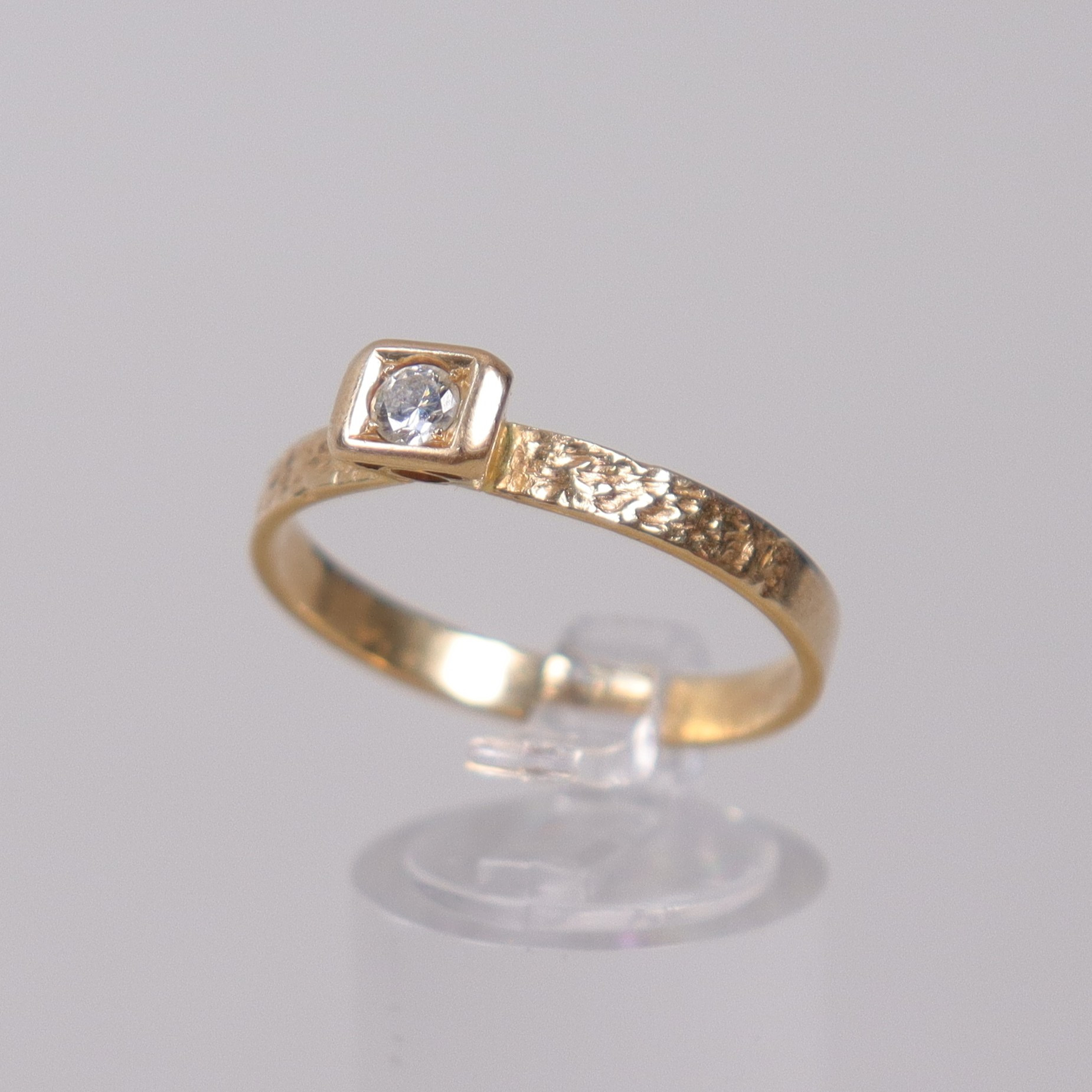 RING, 18k guld med diamant.