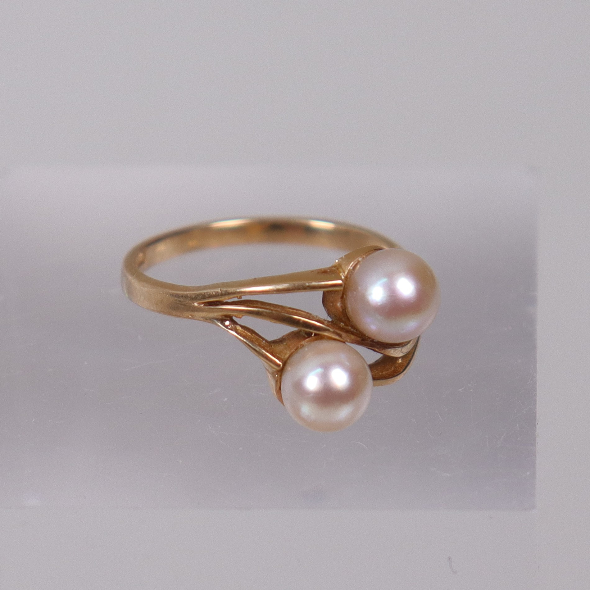 RING, 18k guld med pärlor.