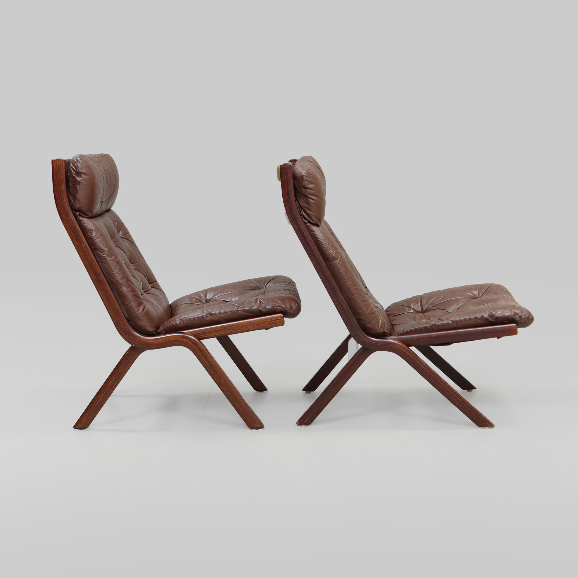 FÅTÖLJER, 2 stycken snarlika, sannolikt Ekornes, Norge, 1970-tal.