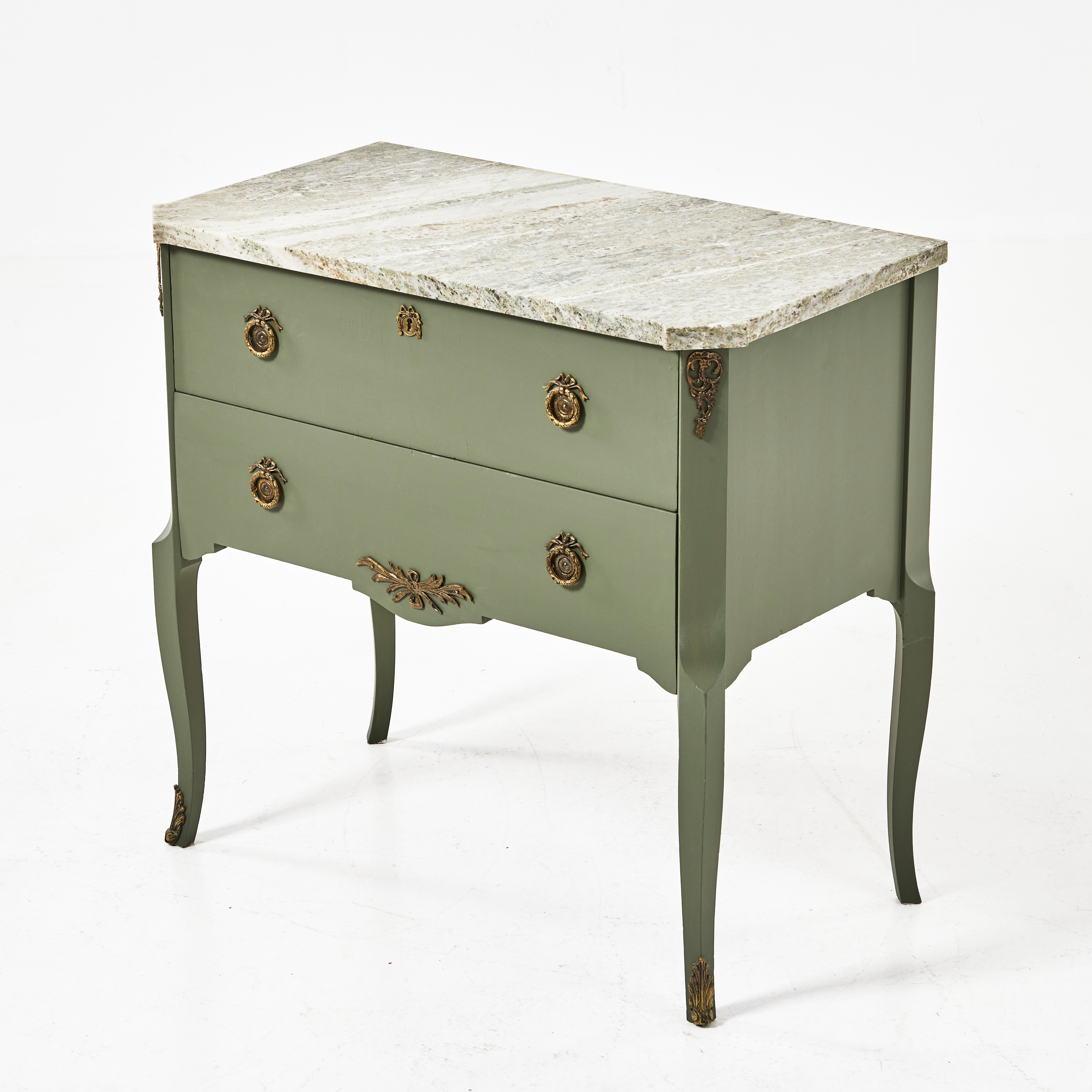 BYRÅ, 1900-talets mitt, Louis XV-stil, profilerad stenskiva, bemålad, beslag i patinerad mässing.