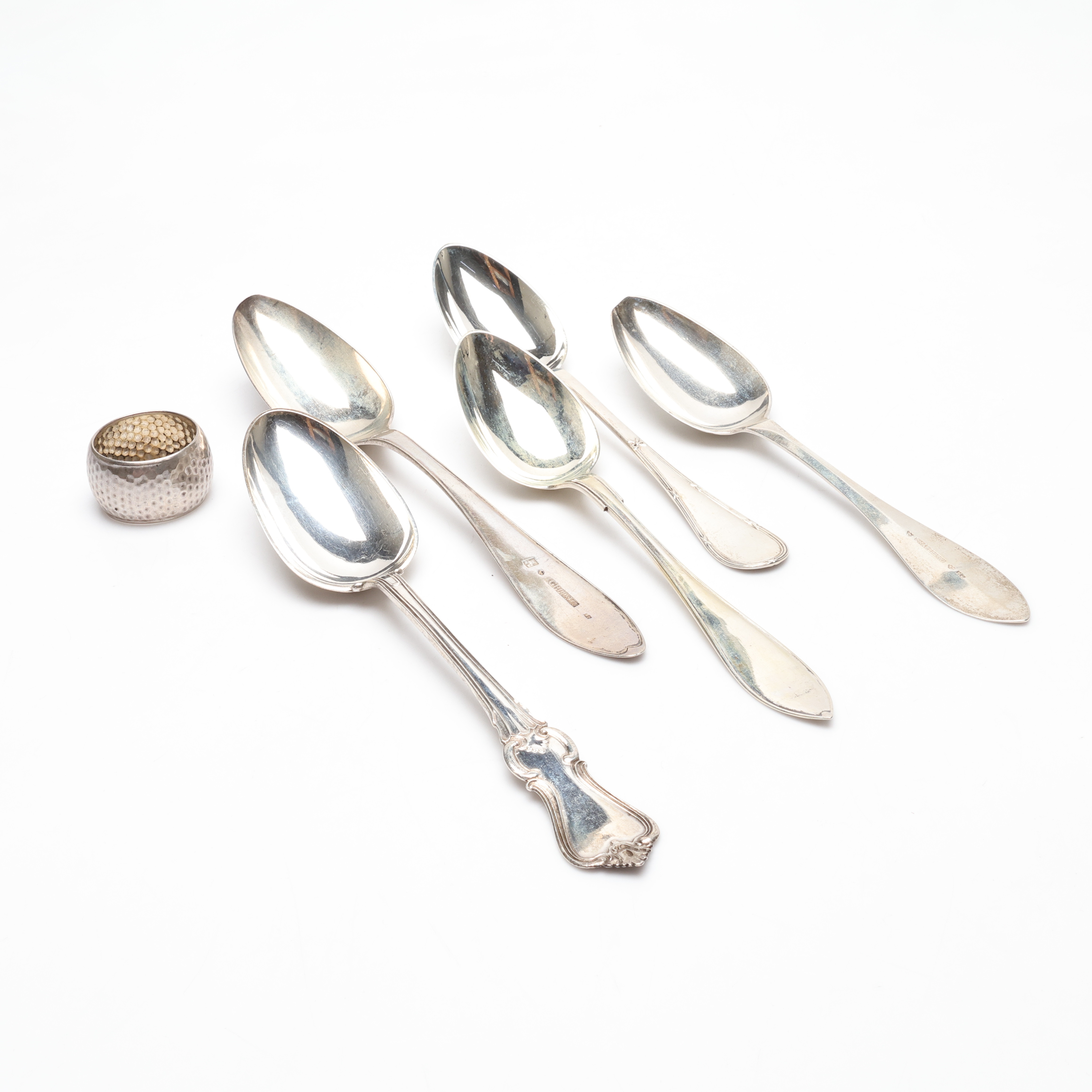 SKEDAR, samt SERVETTRING, silver, 6 delar, 307 gram.
