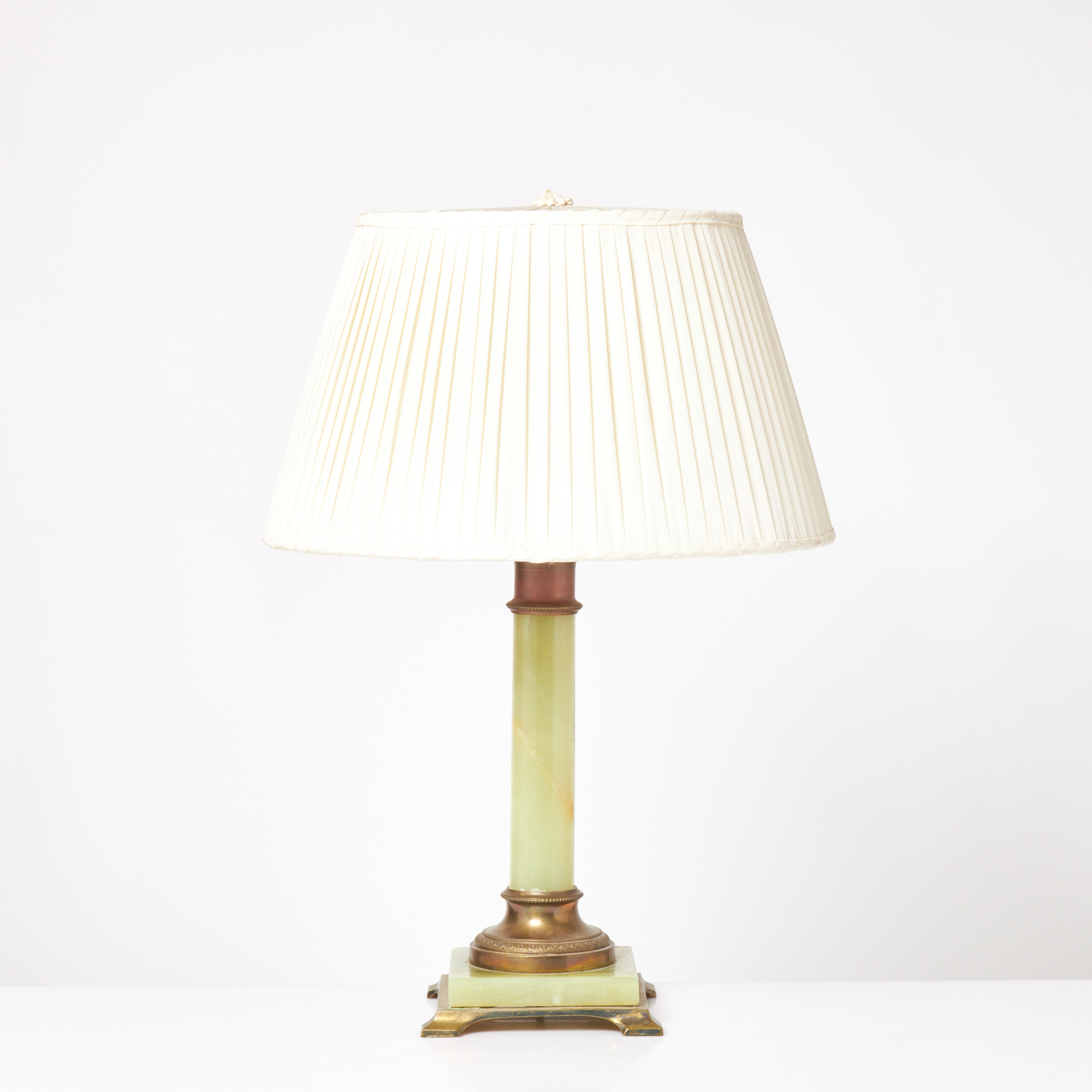 BORDSLAMPA, lampfot i kalcit och gulmetall, skärm i veckad textil, 1900-talets början.