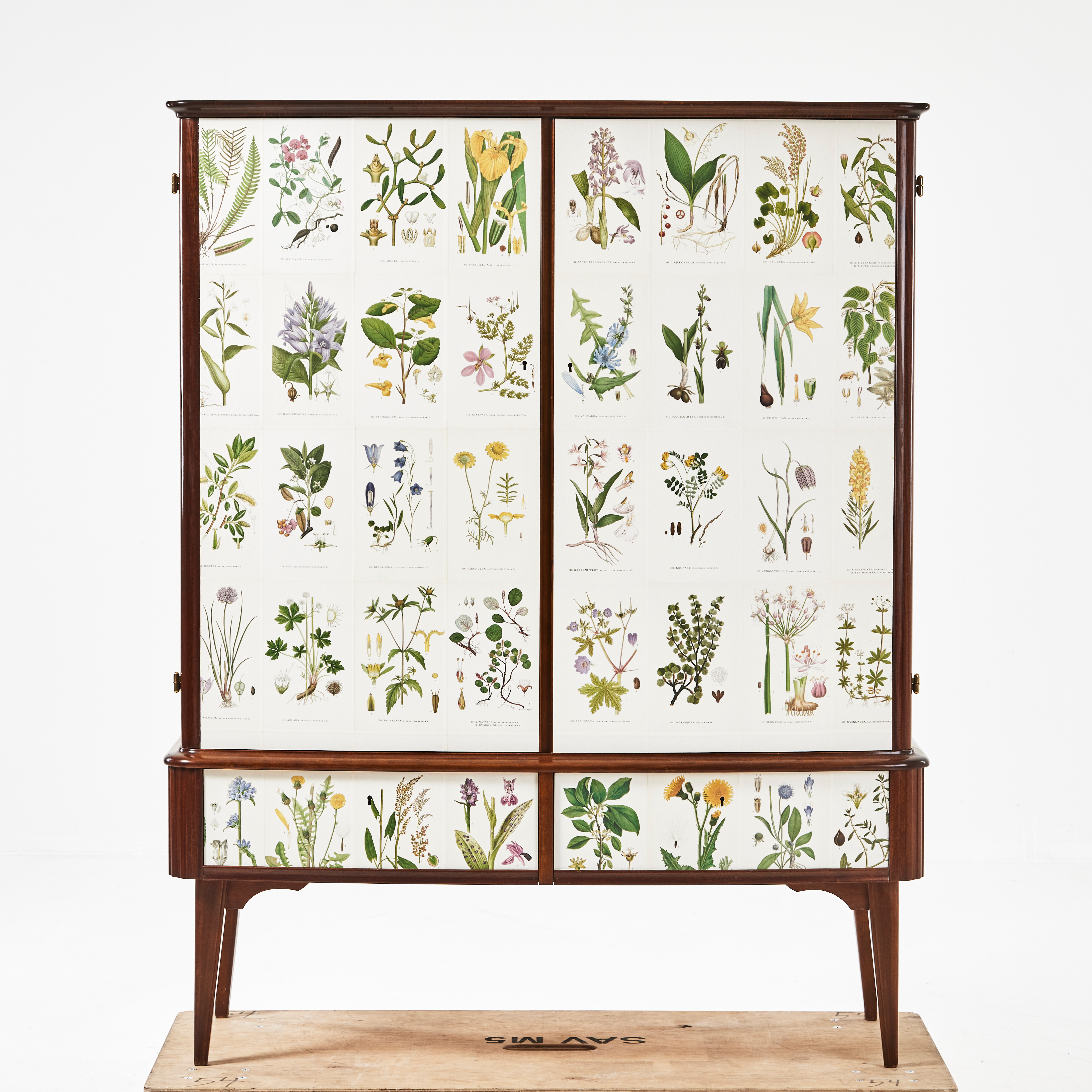 SKÅP, mahogny, tapetserat i Nordens Flora, 1900-talets mitt, mörkbetsad bok, toppskiva fanérad i teak.