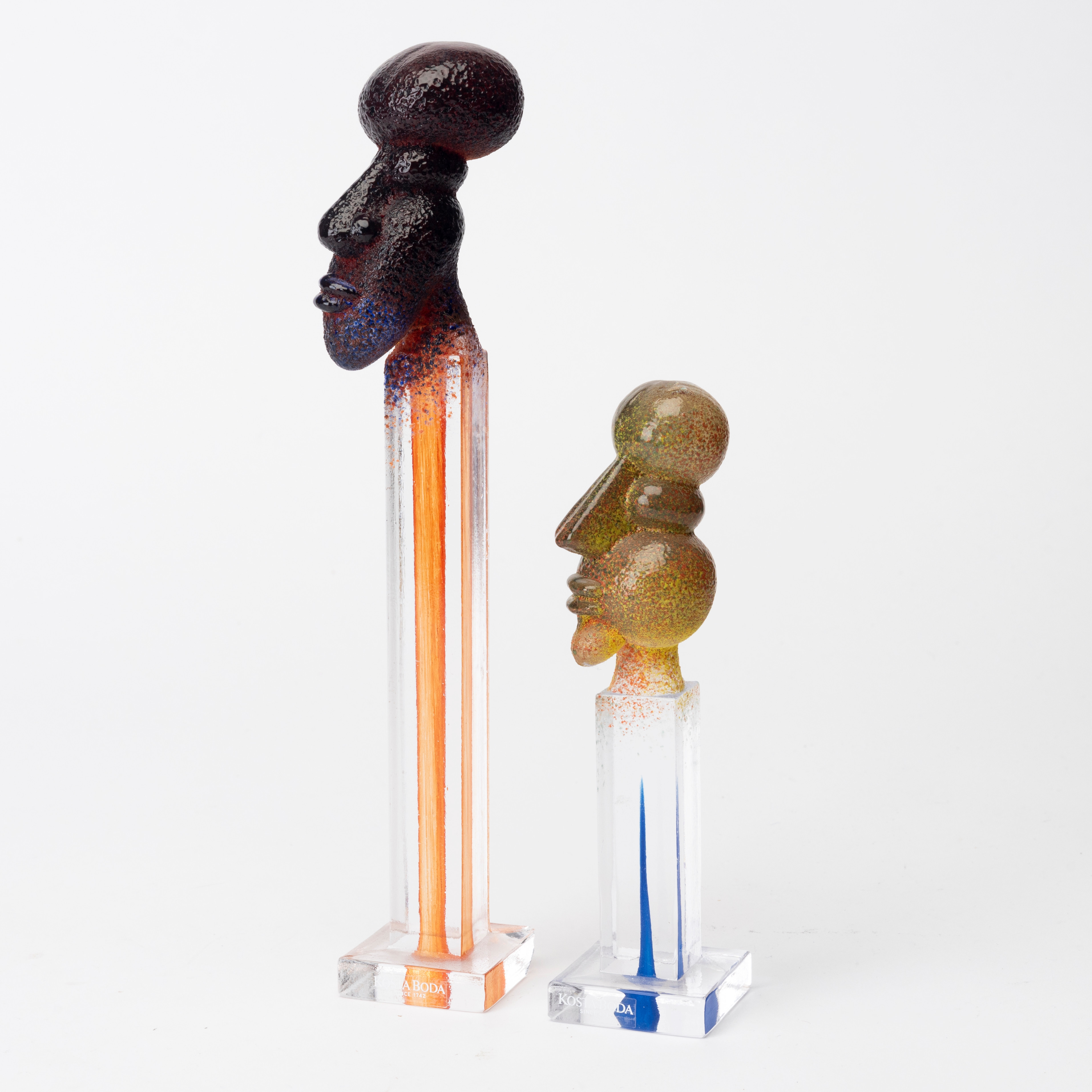 KJELL ENGMAN. Skulpturer, 2 st, glas, Atelier, signerade och etikettmärkta, Kosta Boda, 2000-tal.
