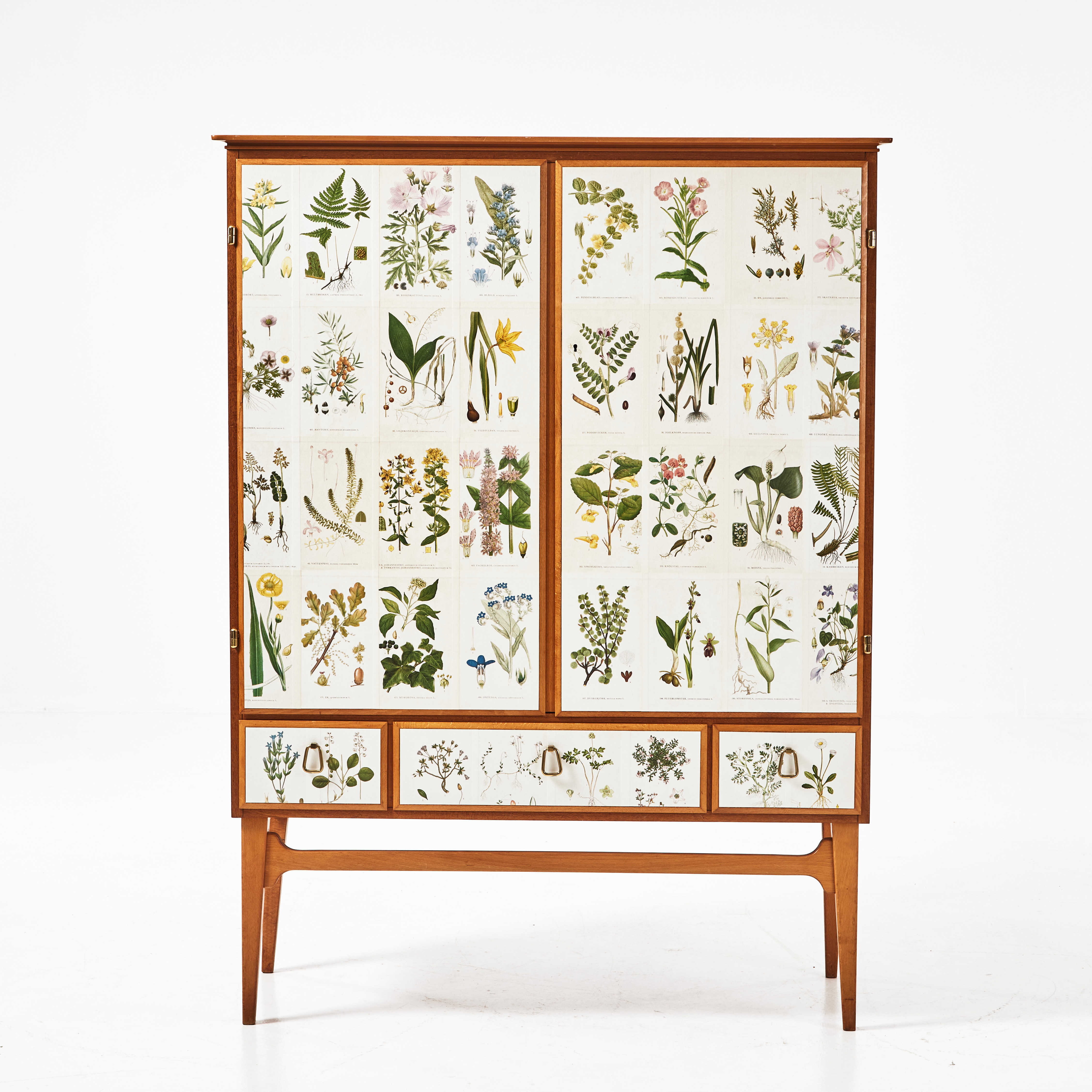 SKÅP, 1900-talets mitt, tapetserat i Nordens Flora, mahogny och bok.