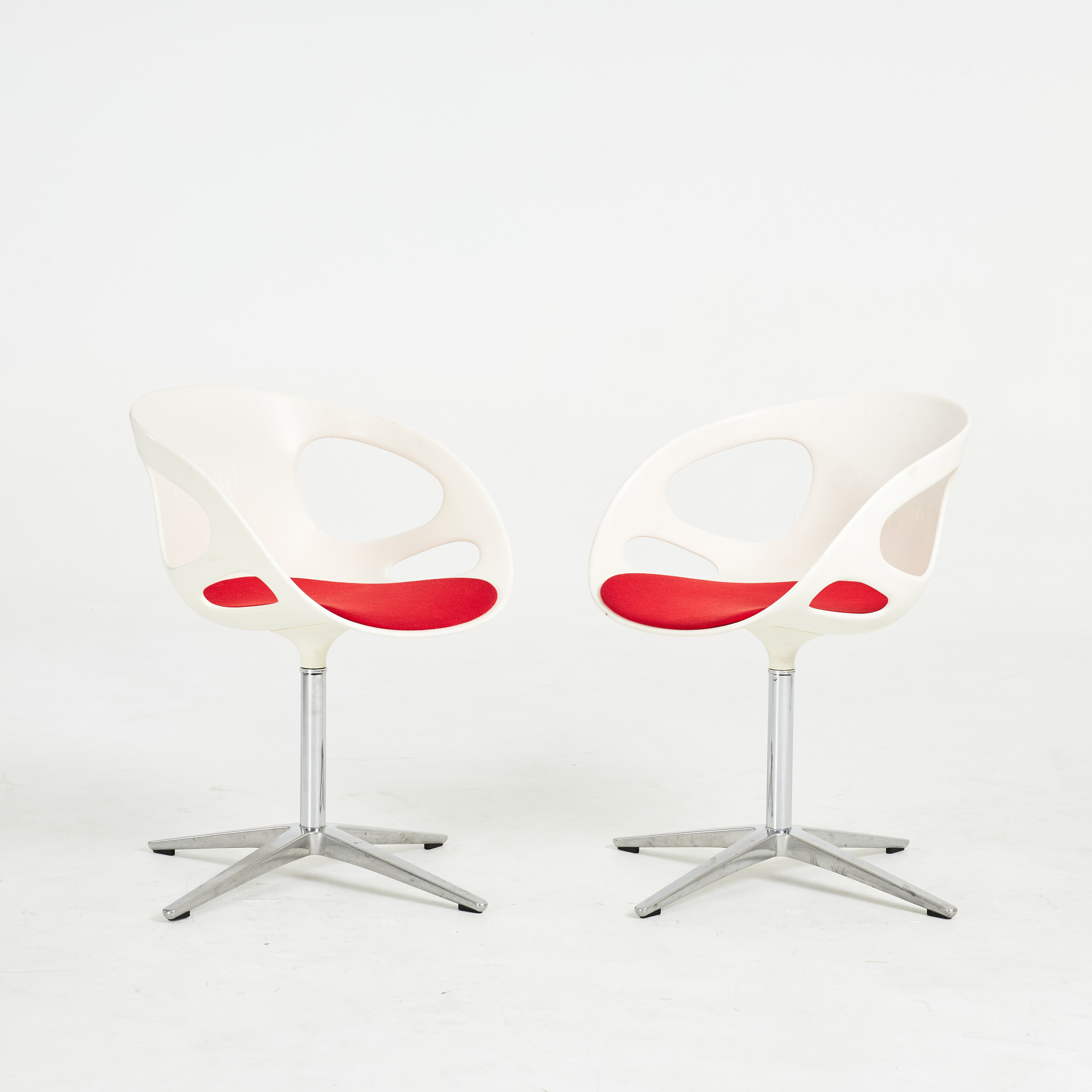 HIROMICHI KONNO. Karmstolar, 1 par, "Rin", snurrmodell, för Fritz Hansen.