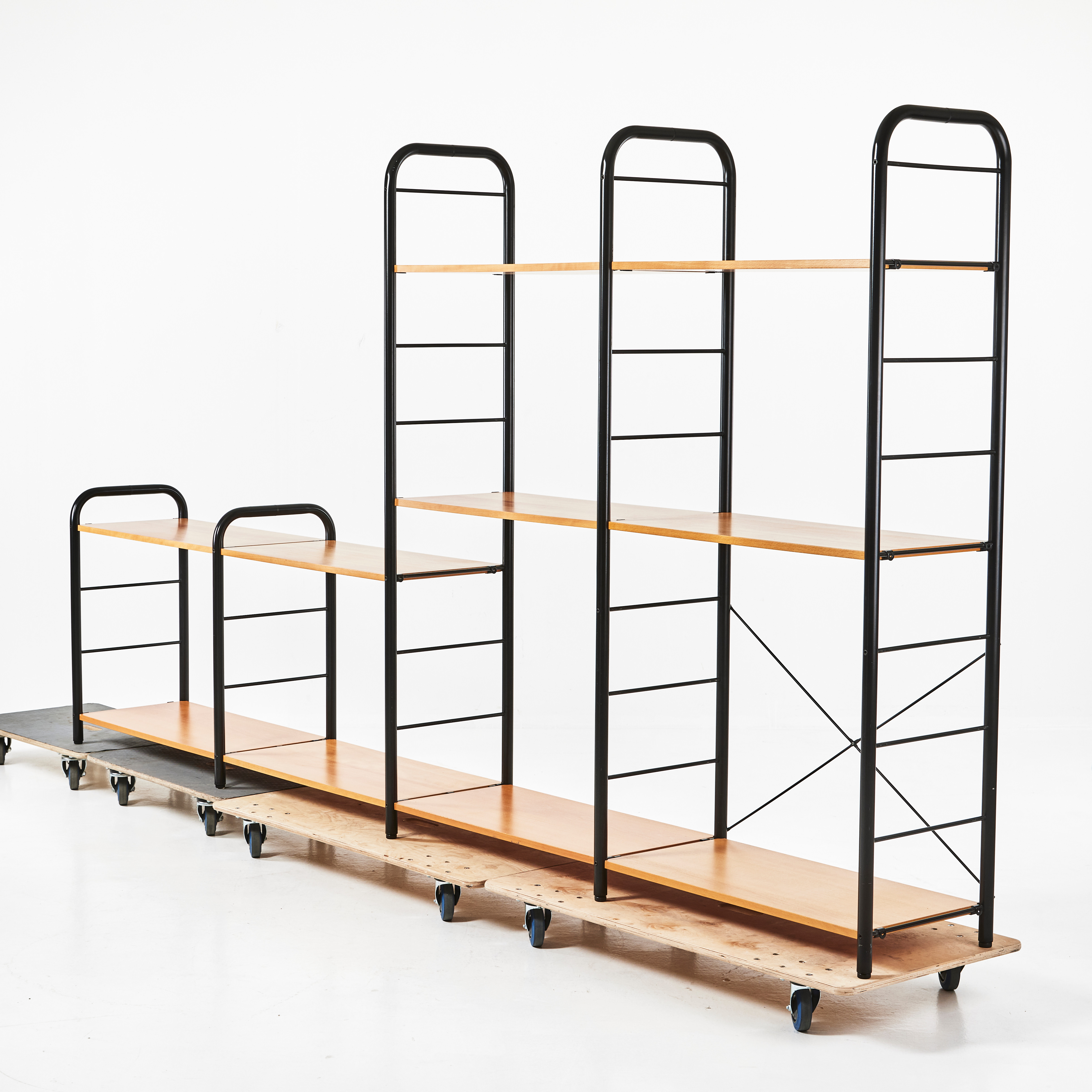 RUTGER ANDERSSON. "Niklas", hyllsystem, IKEA, 1980/ 90-tal, stomme i svartlackerad metall, hyllplan fanérade i bok.