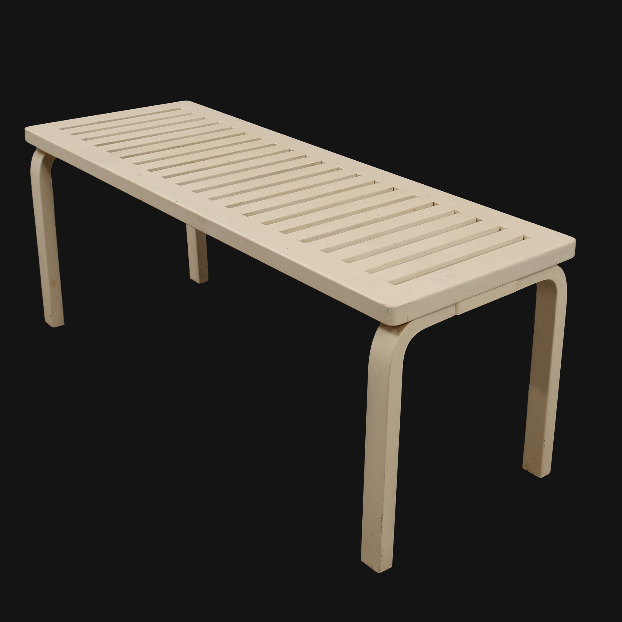 ALVAR AALTO. Bänk, formgivningsår 1945, Artek, modell 153B, vitmålad björk.