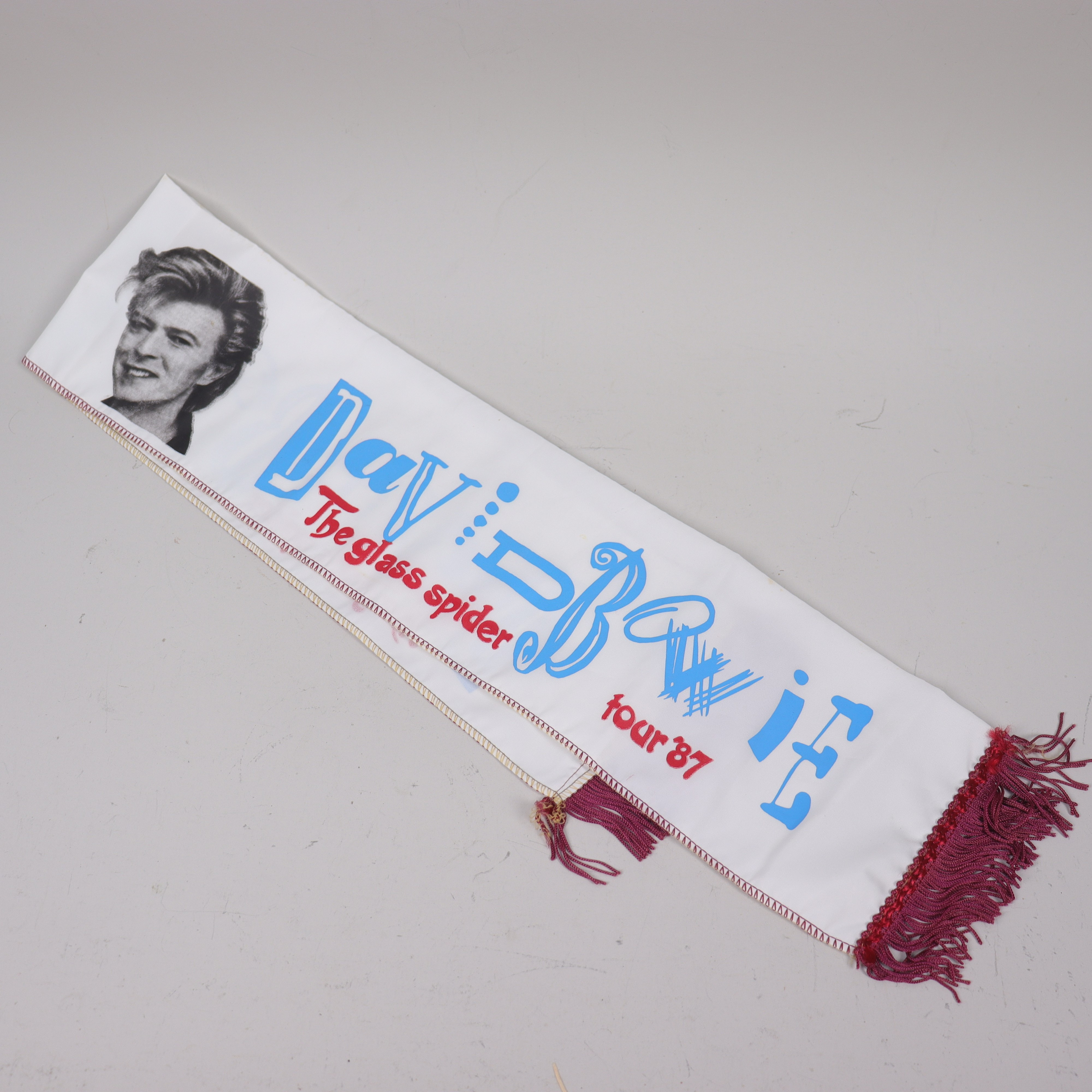 MERCH, turnéhalsduk /scarf, David Bowie "The glass spider tour `87".