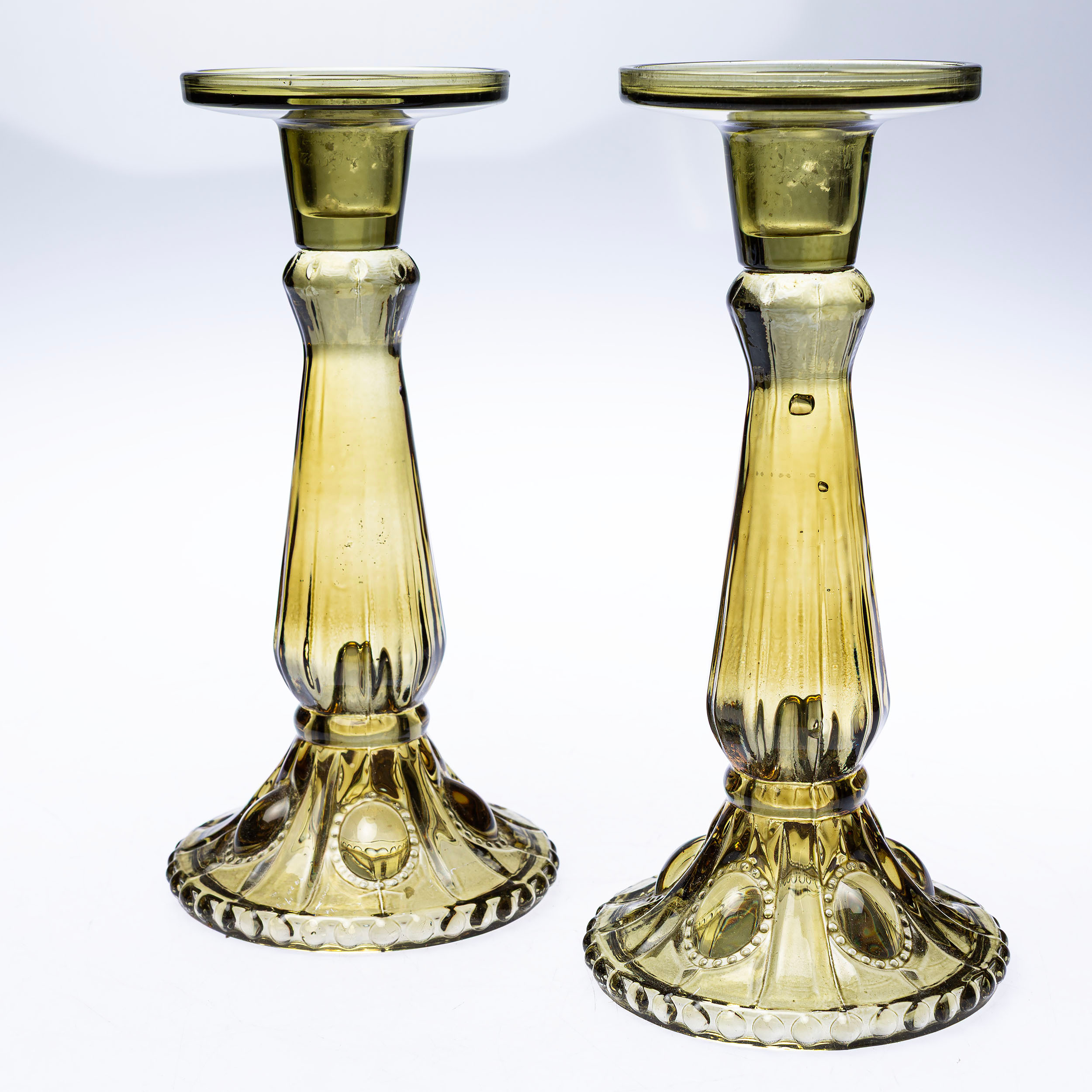 LJUSSTAKAR, 1 par, gröntonat pressglas, 1900 - talets andra hälft.