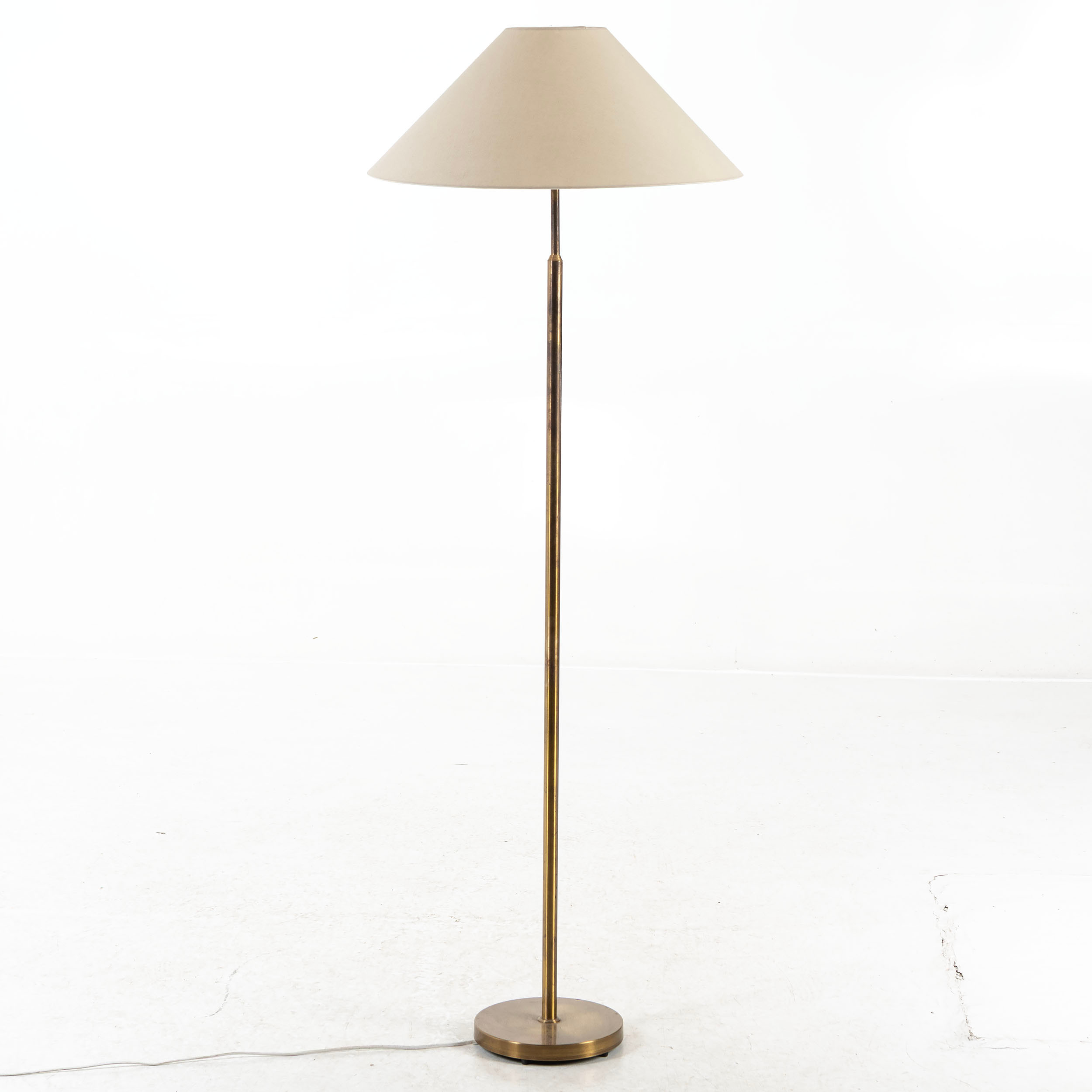 GOLVLAMPA, mässing, 1900-talets andra hälft.