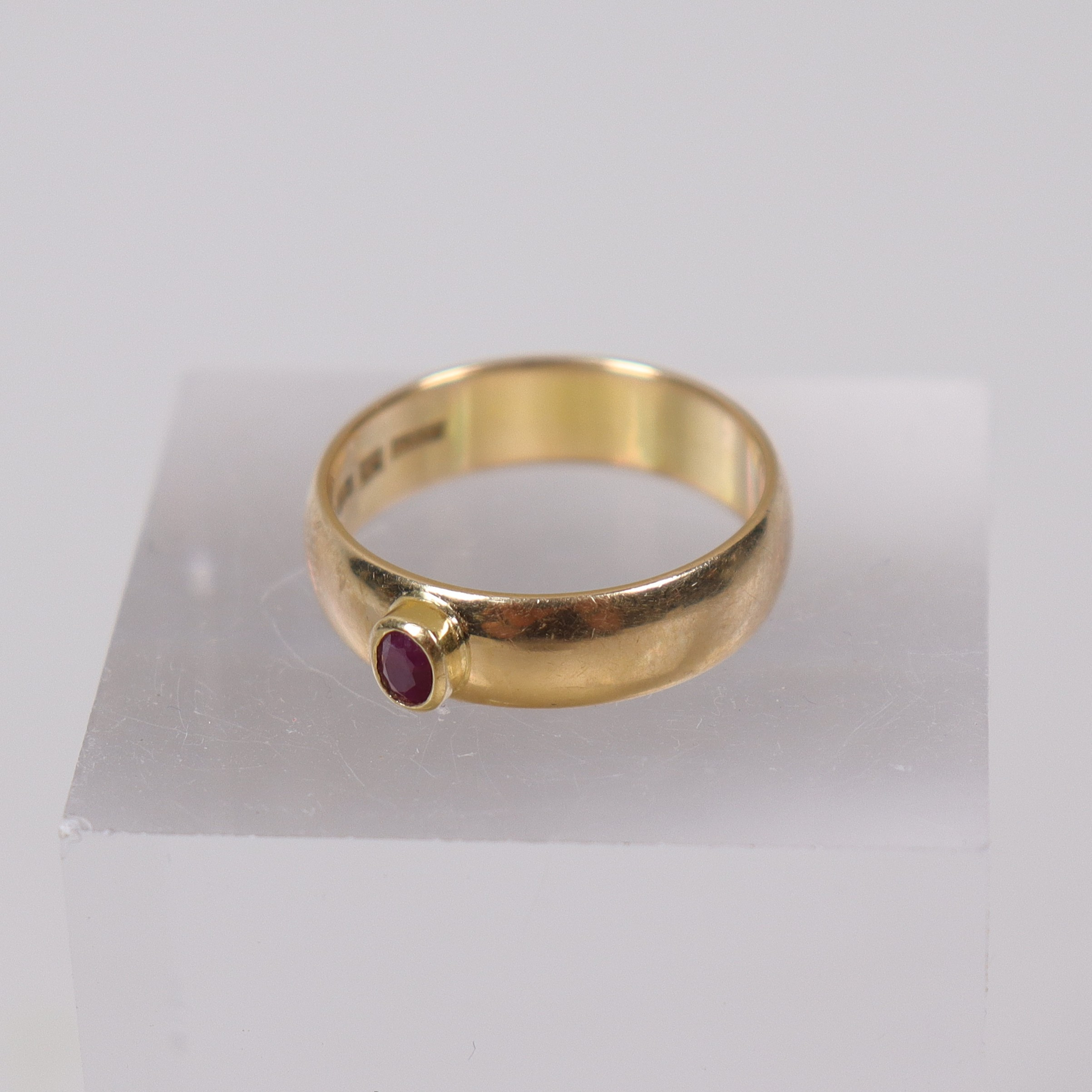 RING, 18k guld med rubin, vikt 7,27 gram.
