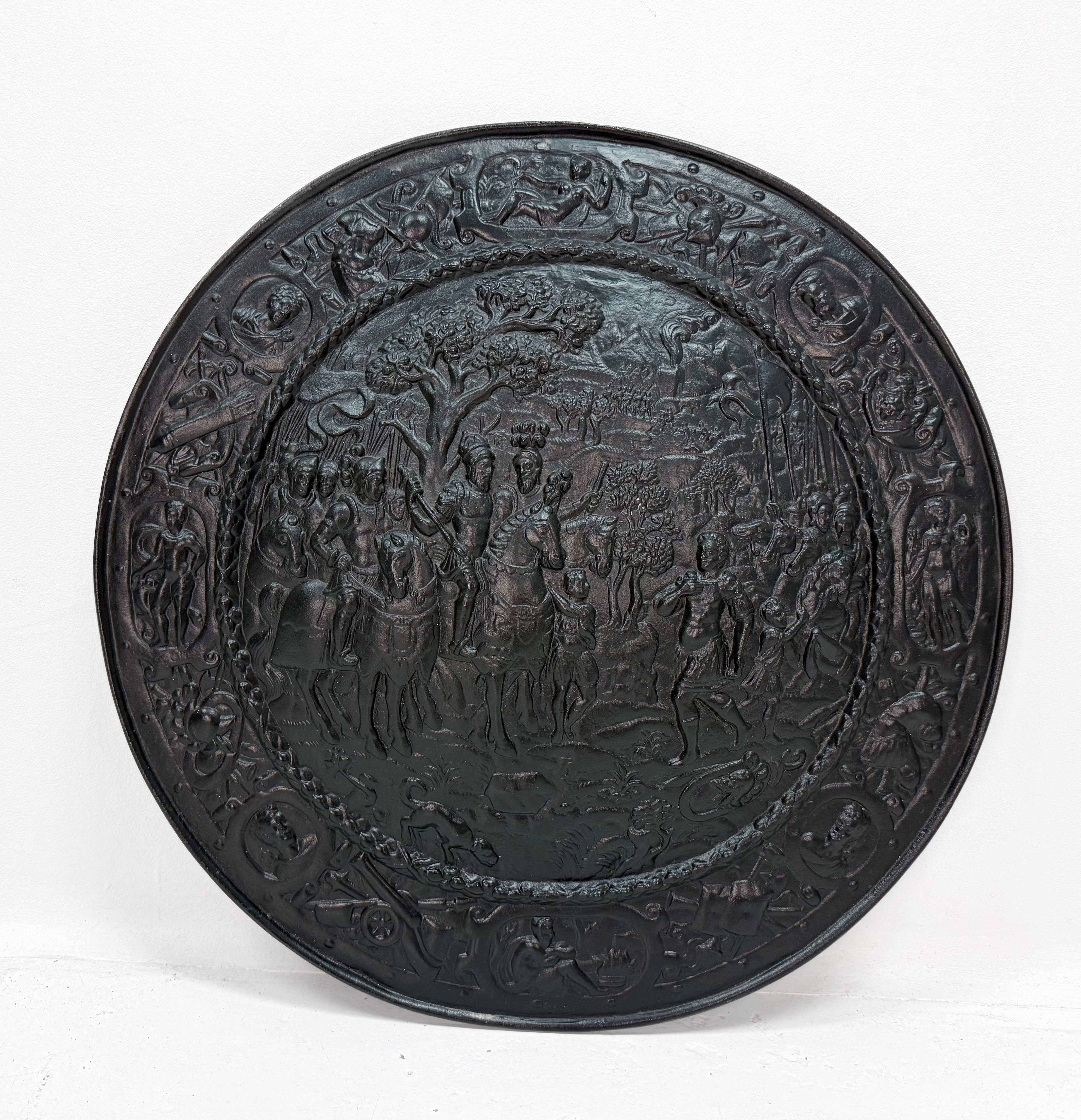 SKÖLD, gjutjärn, Husqvarna, relief, figurscen krig, 1900 talets först hälft.