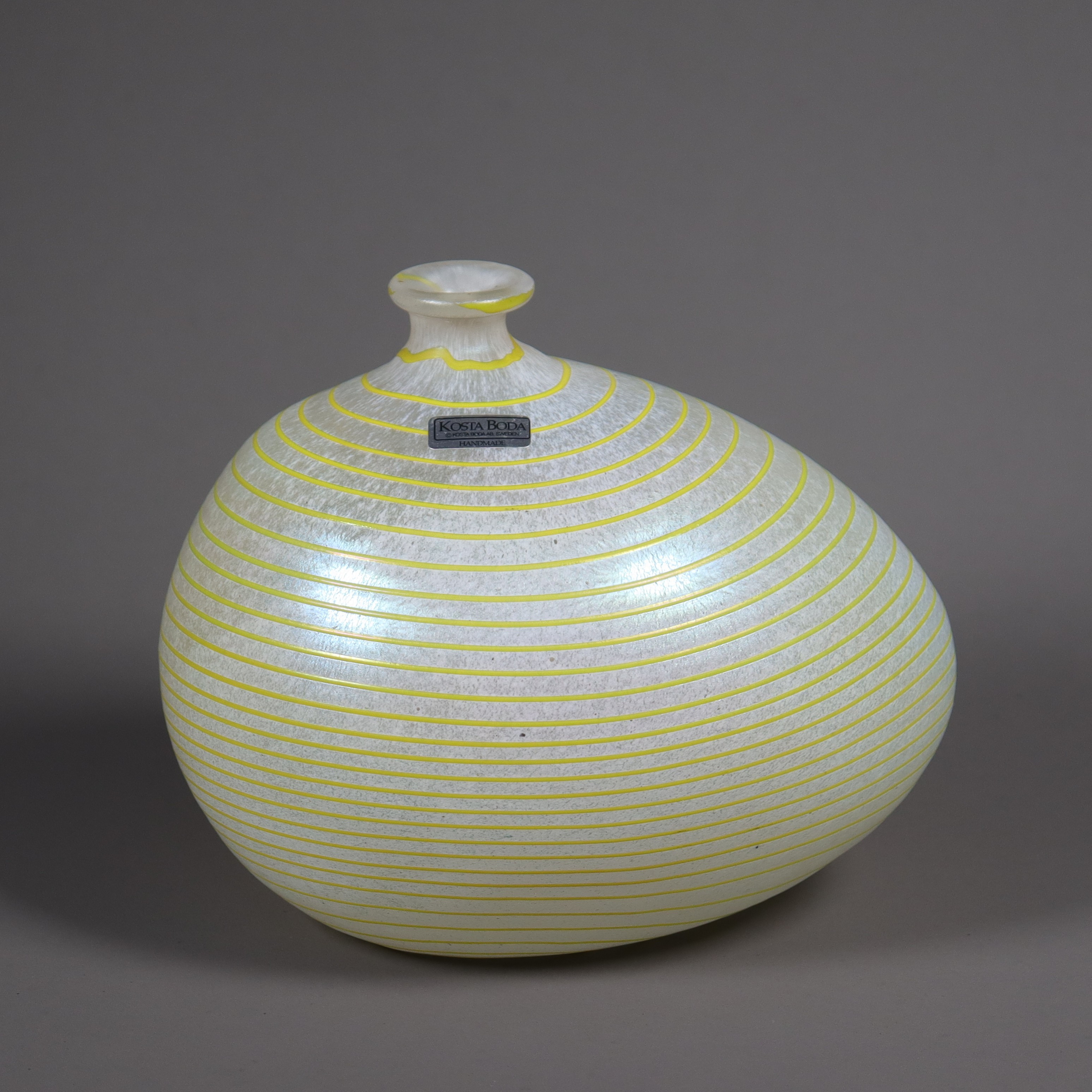 BERTIL VALLIEN. “Aphrodite”, vas i glas, Kosta Boda Artist Collection.
