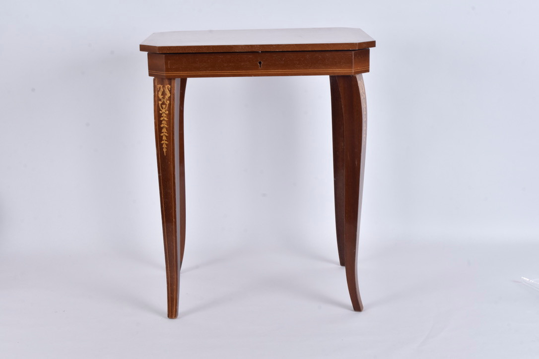SYBORD, med speldosa och intarsia, 1900-tal.