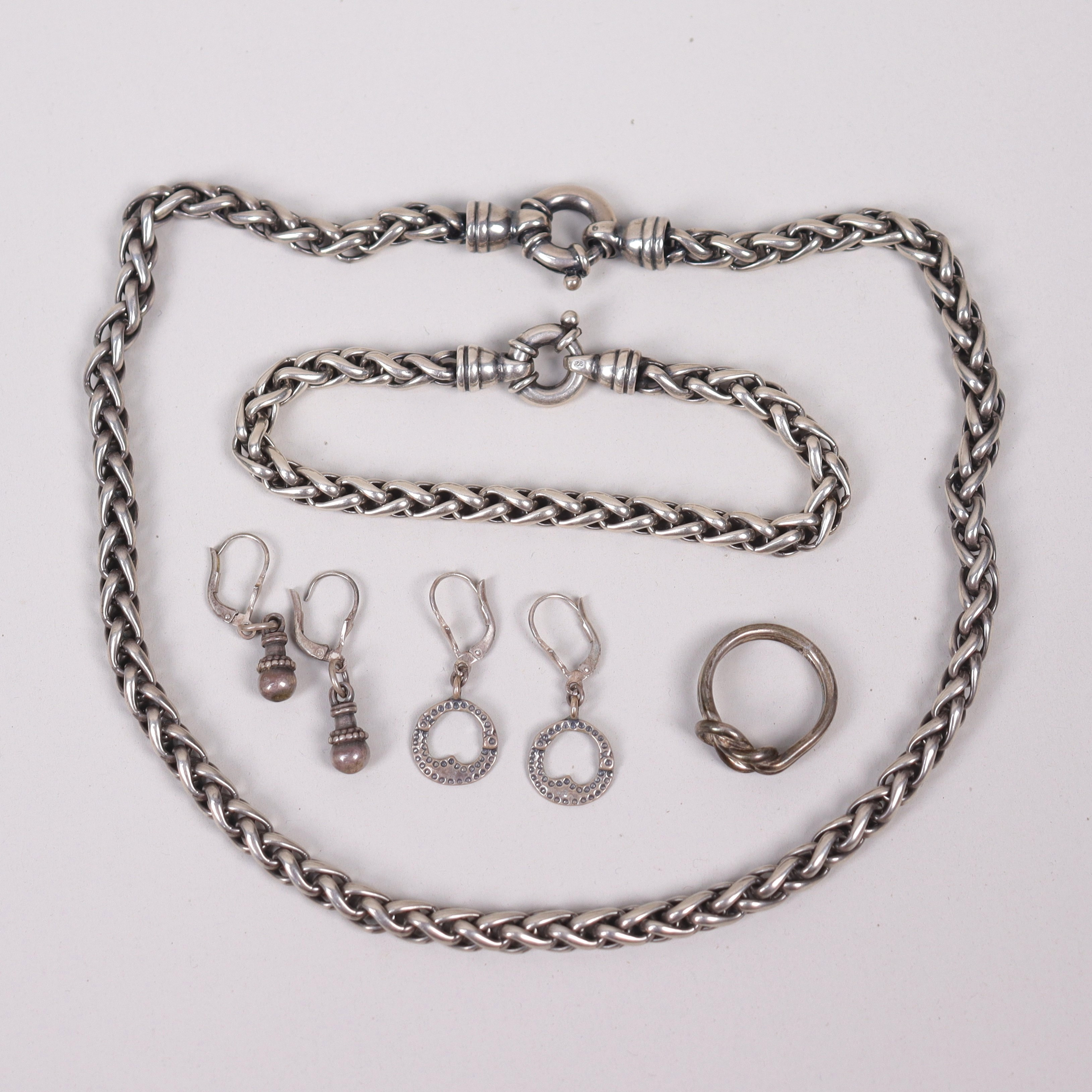 GARNITYR, silver, vikingastil, halsband, armband, ring och örhängen, 7 delar.
