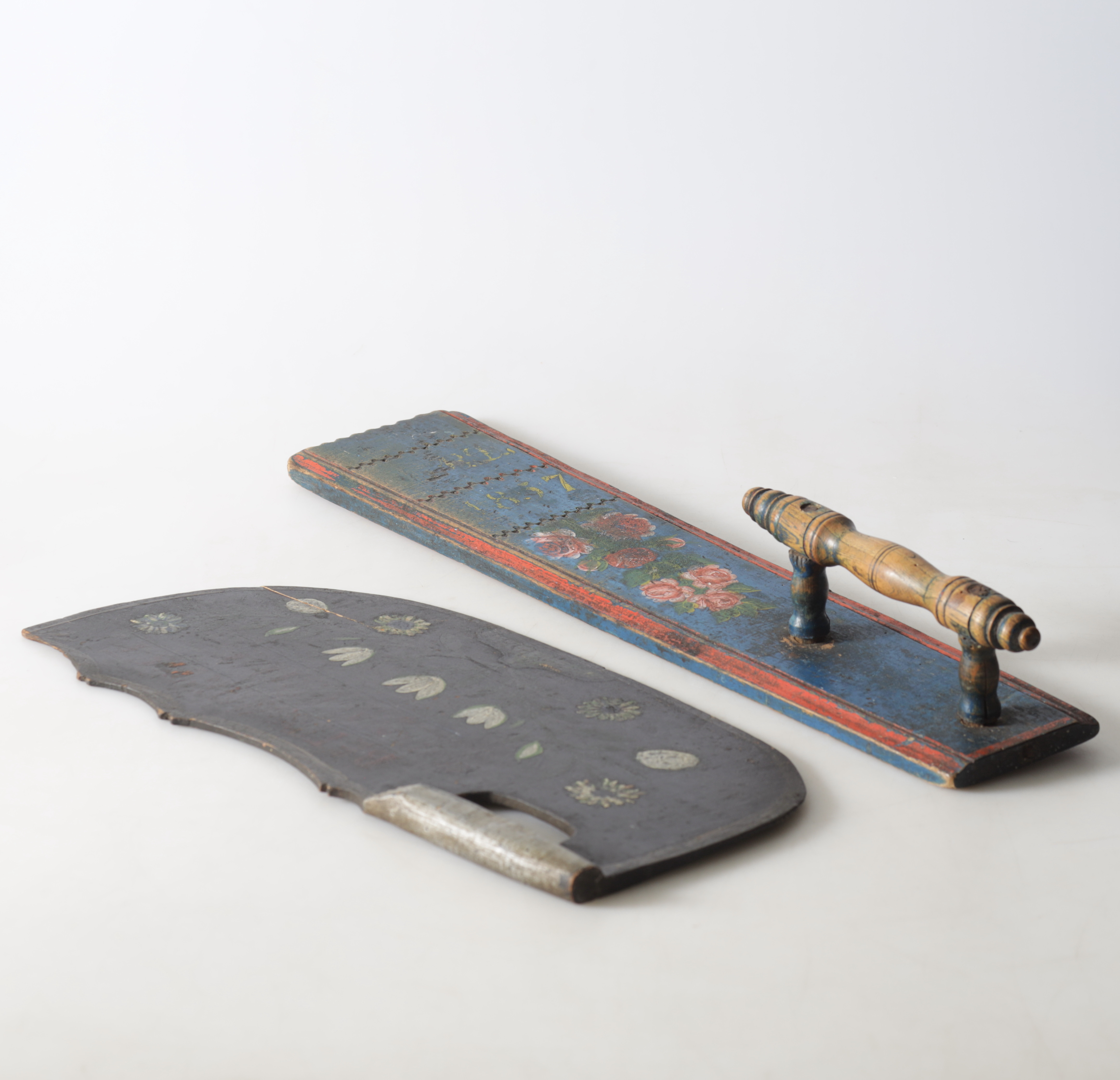 MANGELBRÄDA & SKÄKTKNIV, bemålat trä, allmoge, 1800-tal.