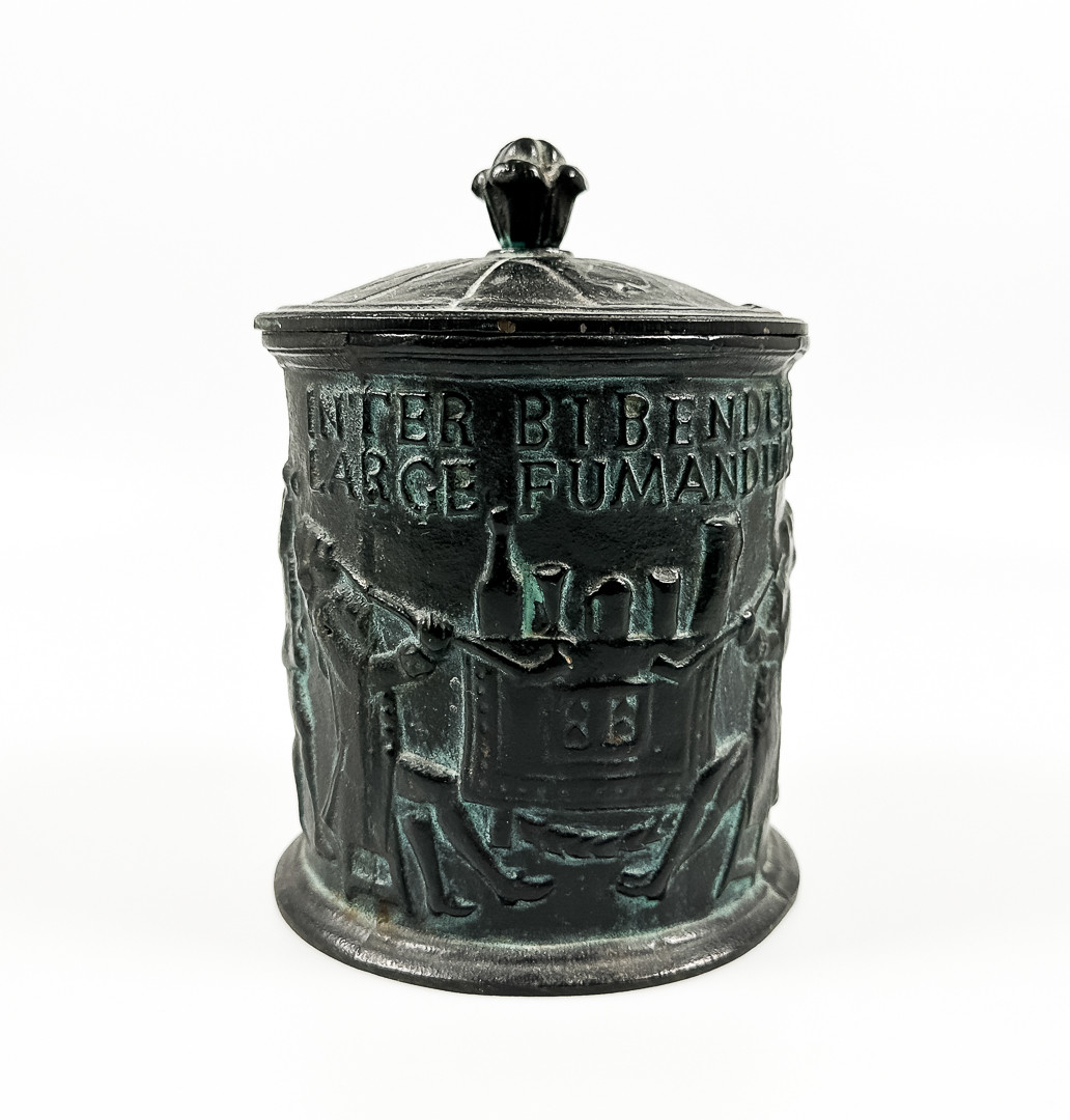 TOBAKSBURK, gjutjärn, "Inter Bibendum Large Fumandum 1800", 1900-tal.