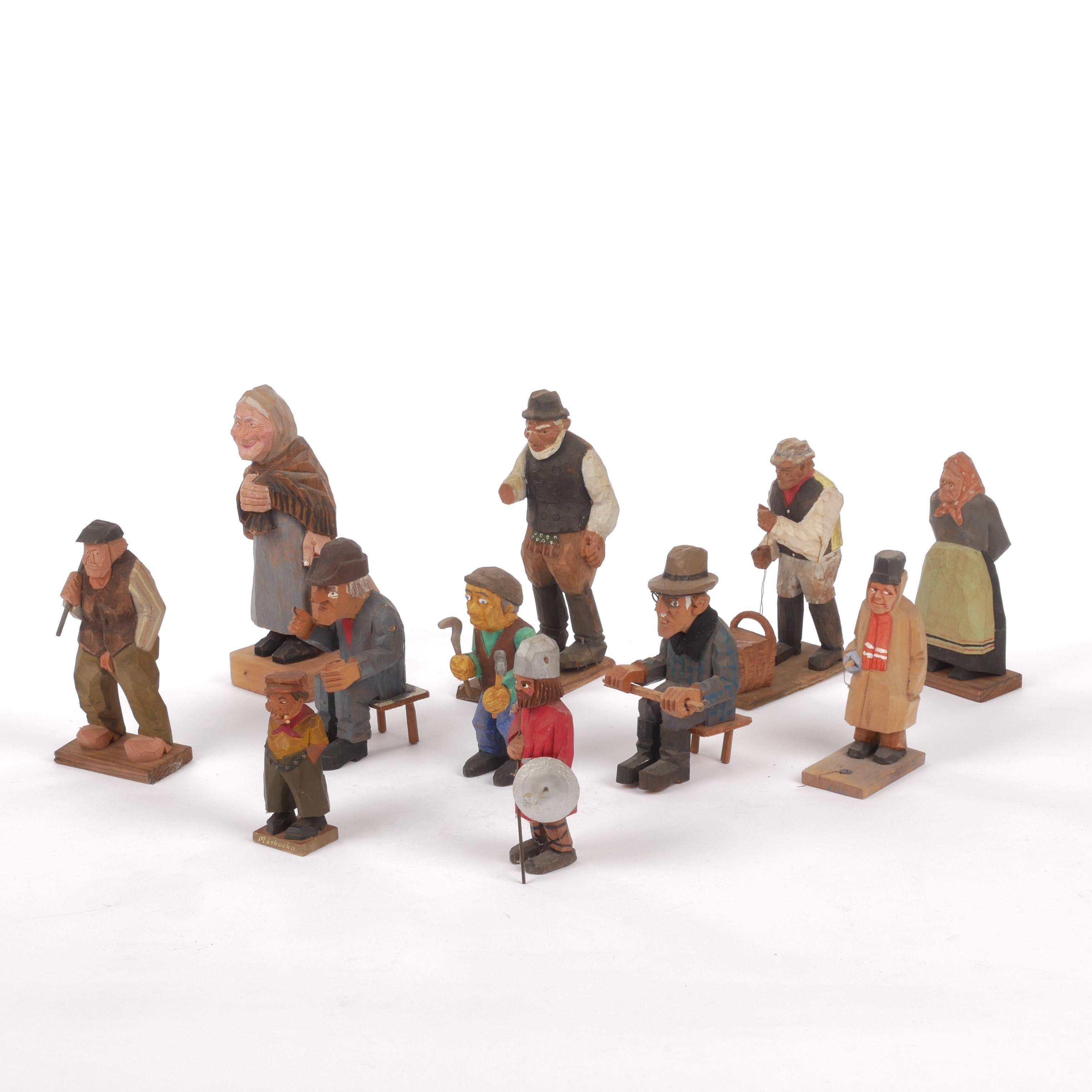SNIDADE TRÄFIGURER, 11 st, delvis bemålade, 1900-tal.
