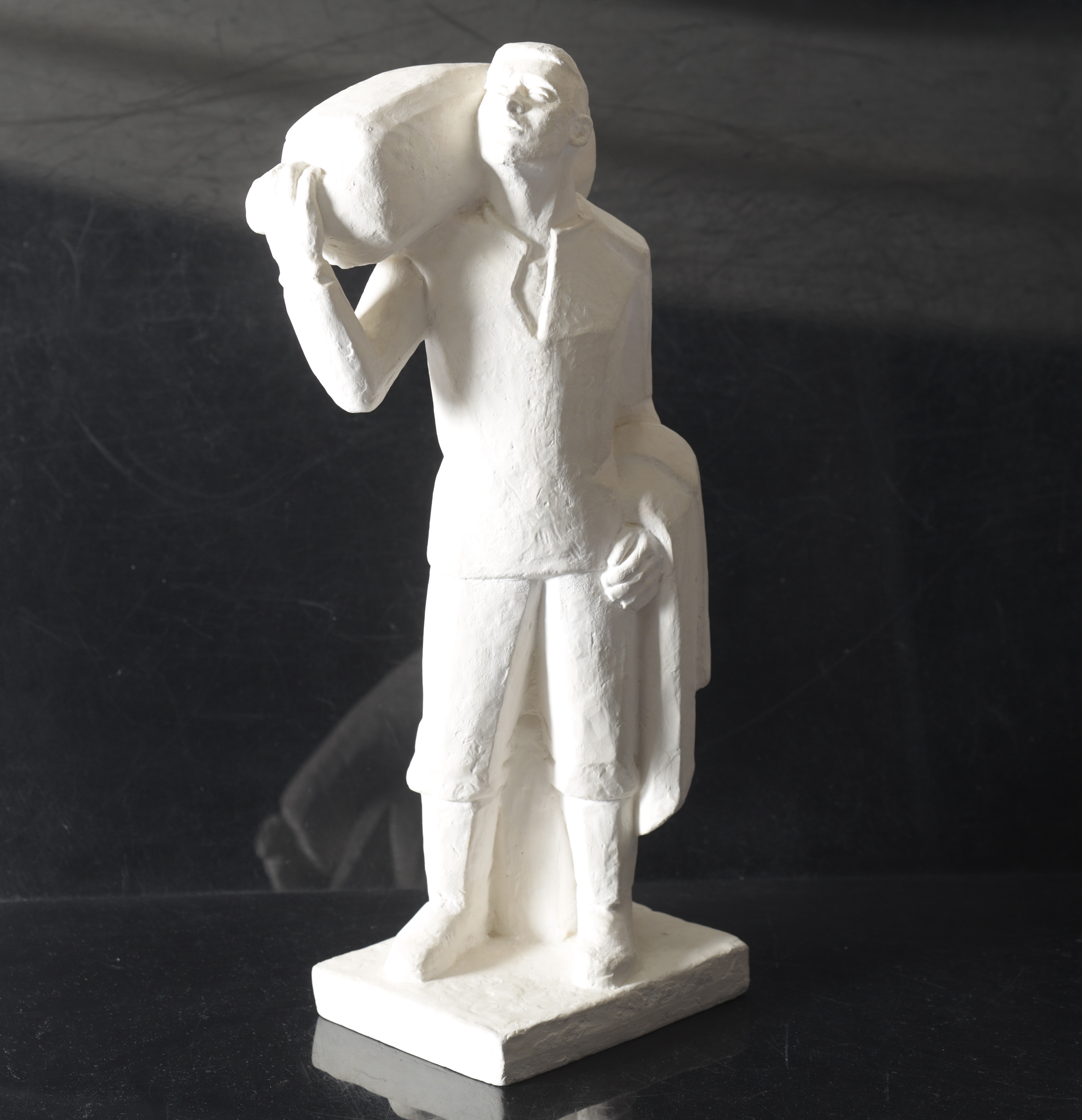 BERTIL NYSTRÖM. skulptur, gips, "Seglare Går Ombord", signerad.