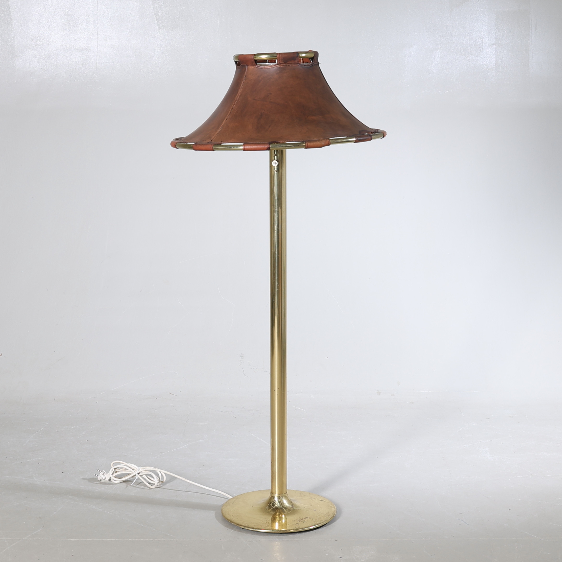 ANNA EHRNER. Golvlampa, mässing & skinn, Ateljé Lyktan, 1970-tal.