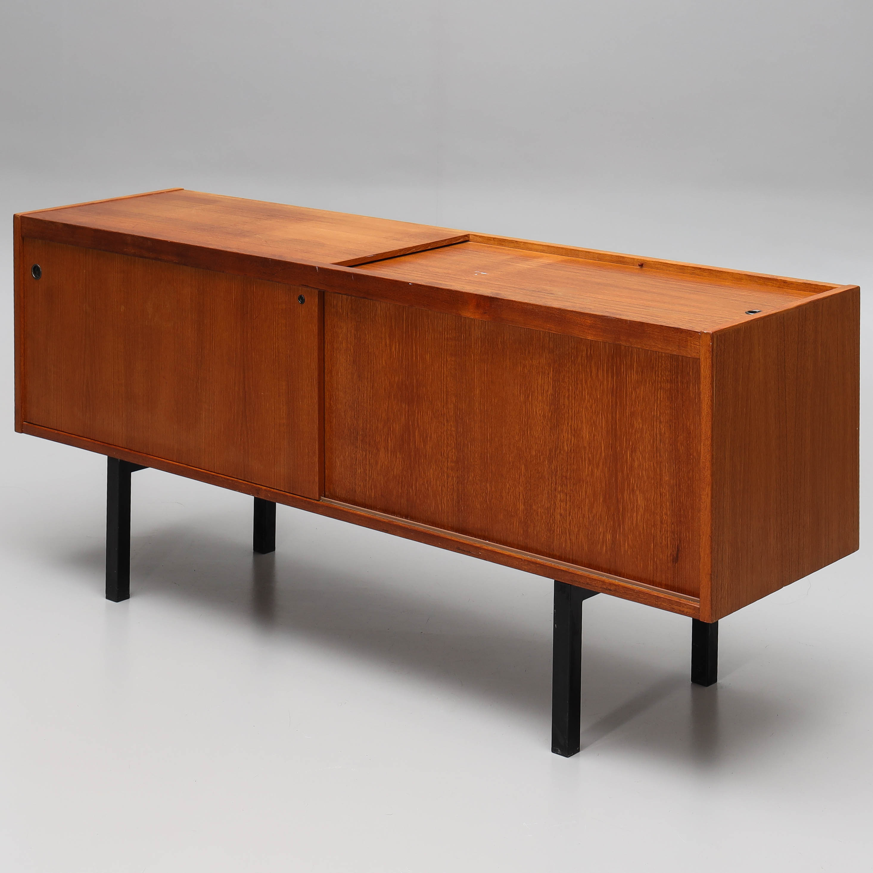 SIDEBOARD, med arkivskåp, teakfanér, 1950/60-tal.