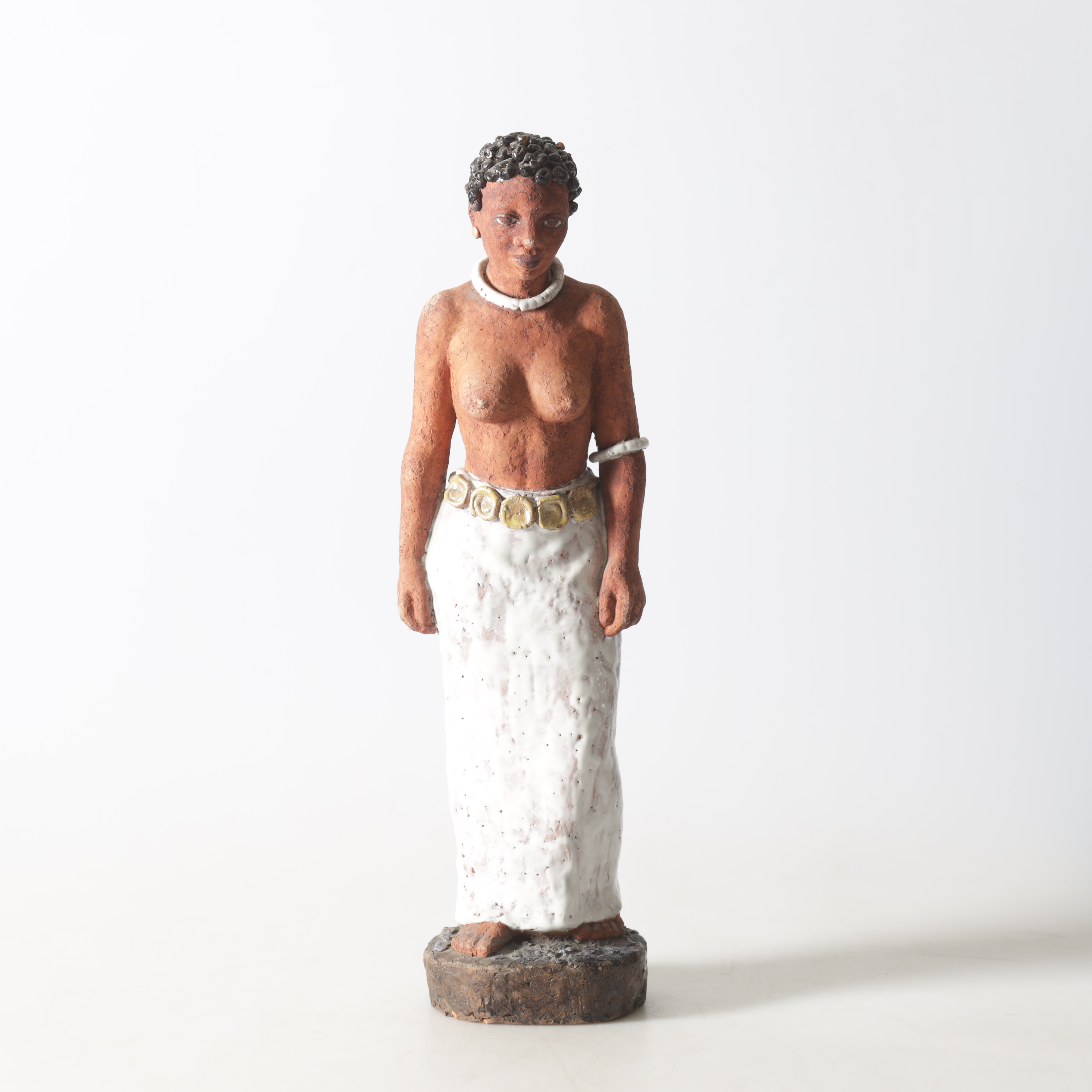 OIDENTIFIERAD KERAMIKER. Figurin, delvis glaserad chamotte, signerad och numrerad, 1900-tal.