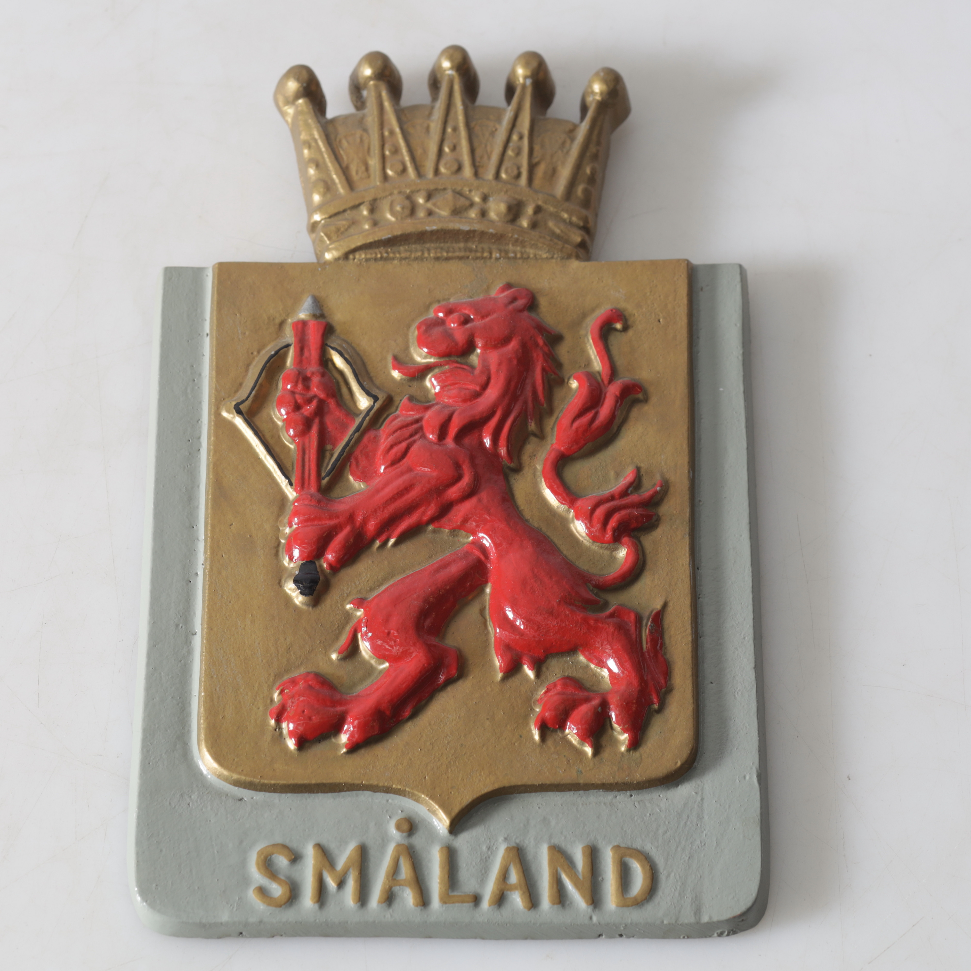 LANDSKAPSSKÖLD, bemålad metall, Småland, 1900-tal.