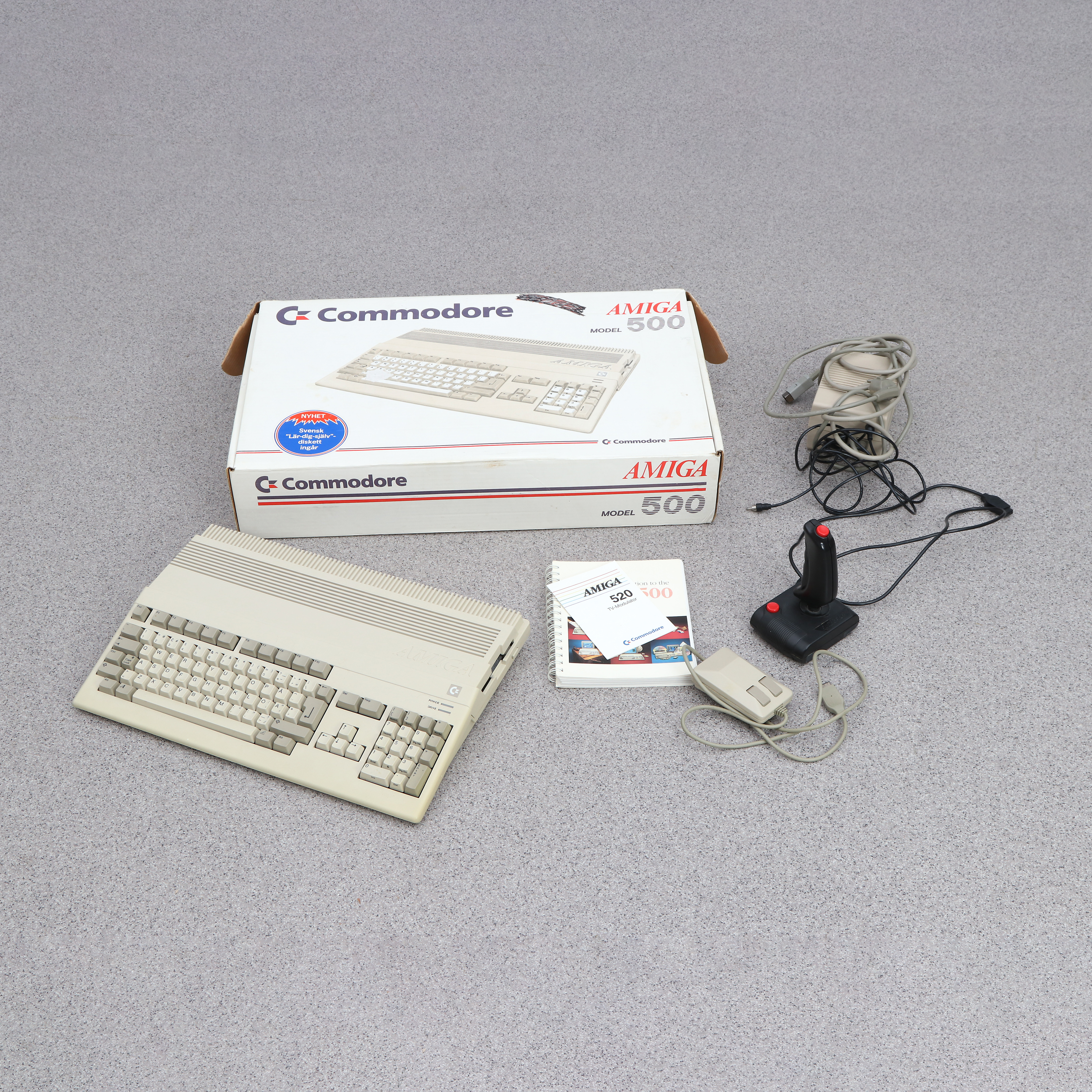 AMIGA 500. Commodore. Med kablage, mus och joystick.