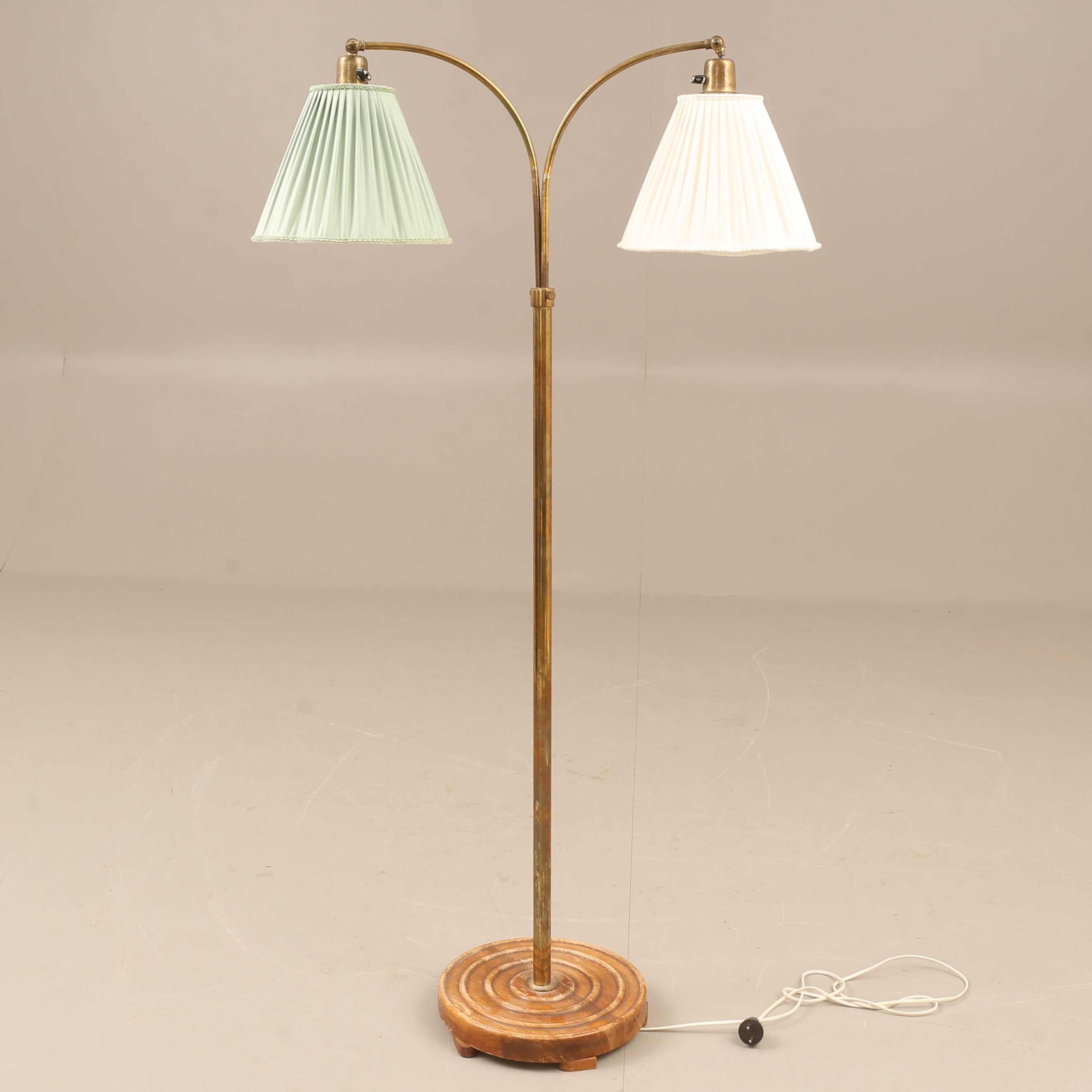 GOLVLAMPA, trä och mässing Swedish Modern.