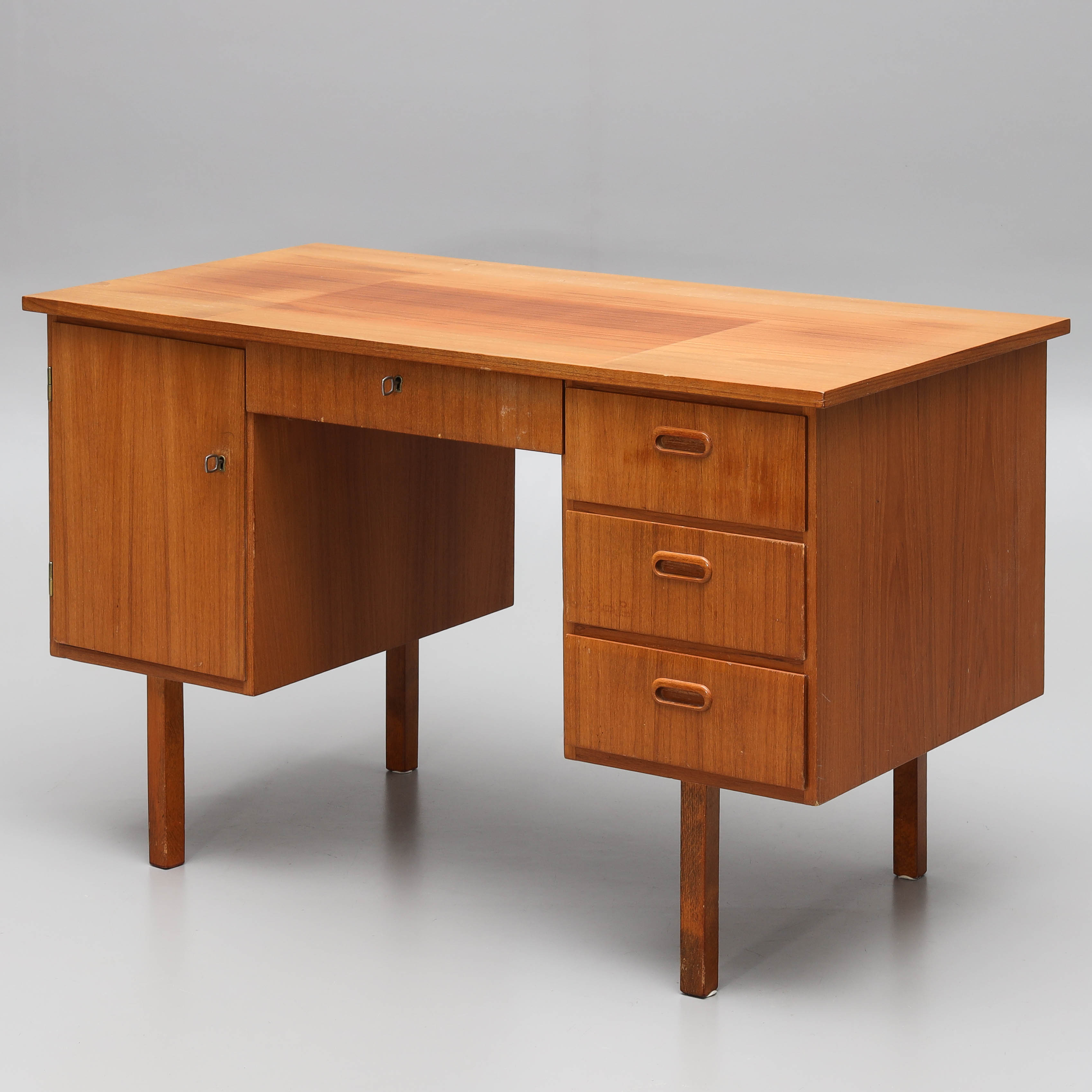 SKRIVBORD, teakfanér, 1960-tal.
