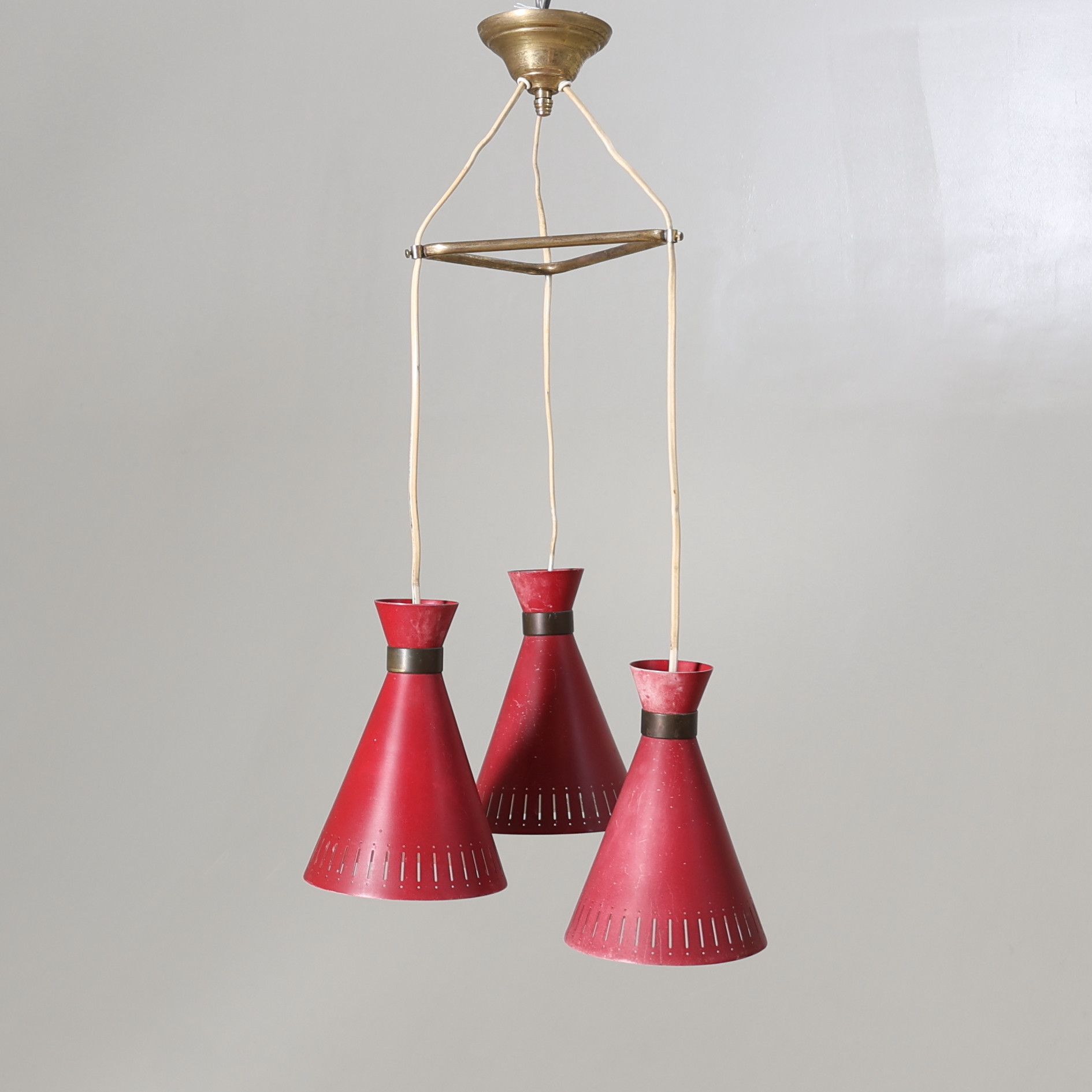 TAKLAMPA, mässing & lackerad metall, 1950-tal.