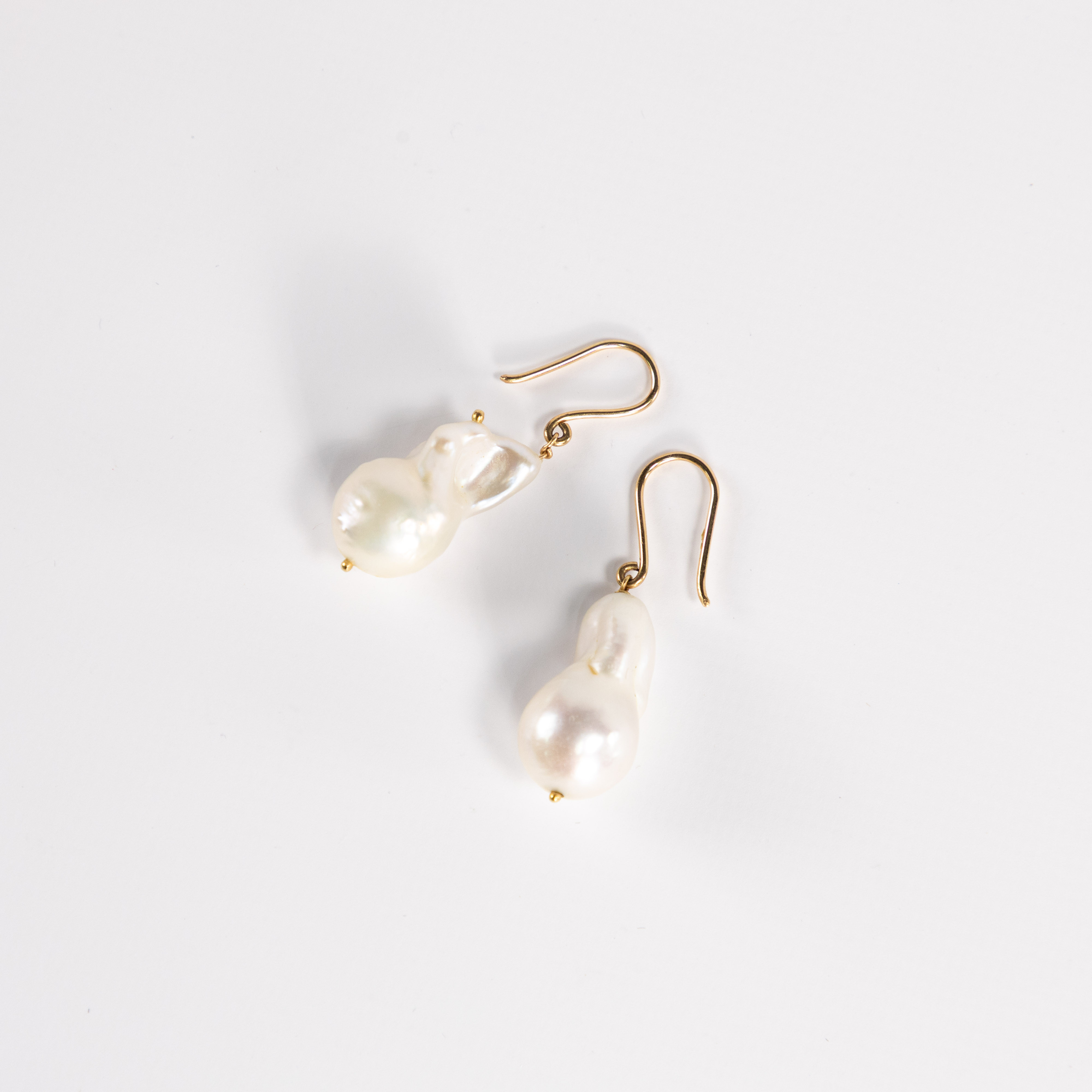 PÄRLÖRHÄNGEN. 18k guld, naturformade pärlor.