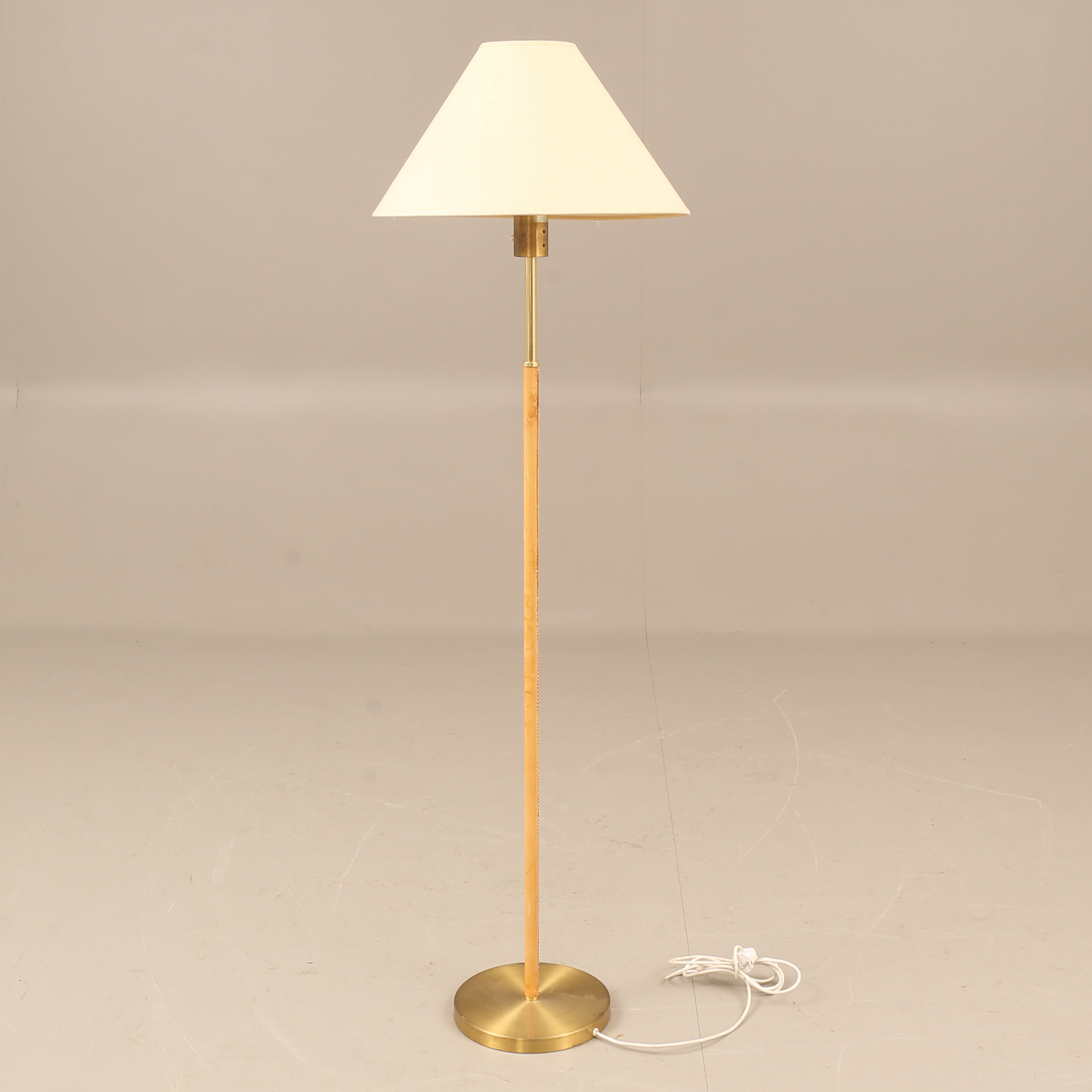 GOLVLAMPA, mässing och skinn, Ateljé Lyktan.