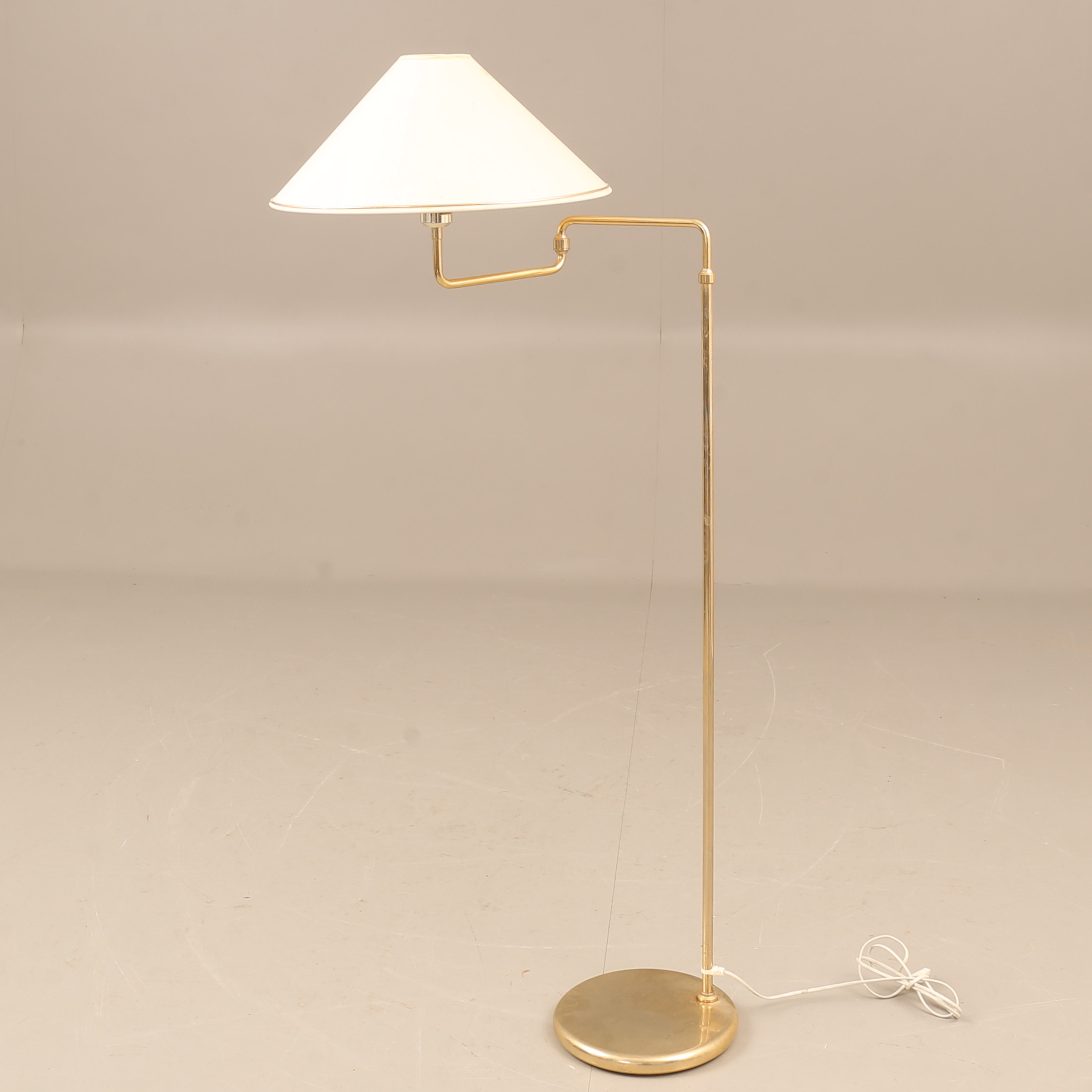 GOLVLAMPA, mässing, 1900-talets andra hälft.